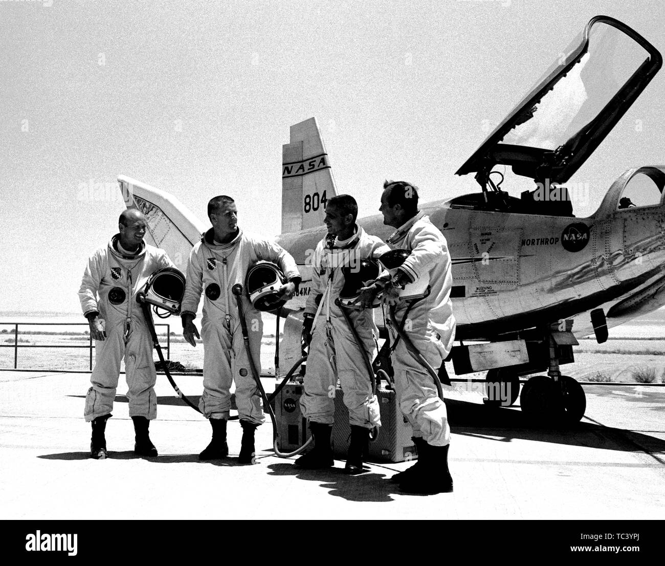 I piloti principali Jerauld R Gentry, Pietro Hoag, John un Manke, e Bill Dana pongono di fronte al HL-10 corpo di sollevamento di aeromobili, Rogers Dry Lake, Deserto Mojave di Kern County, California, 1969. Immagine cortesia Nazionale Aeronautica e Spaziale Administration (NASA). () Foto Stock