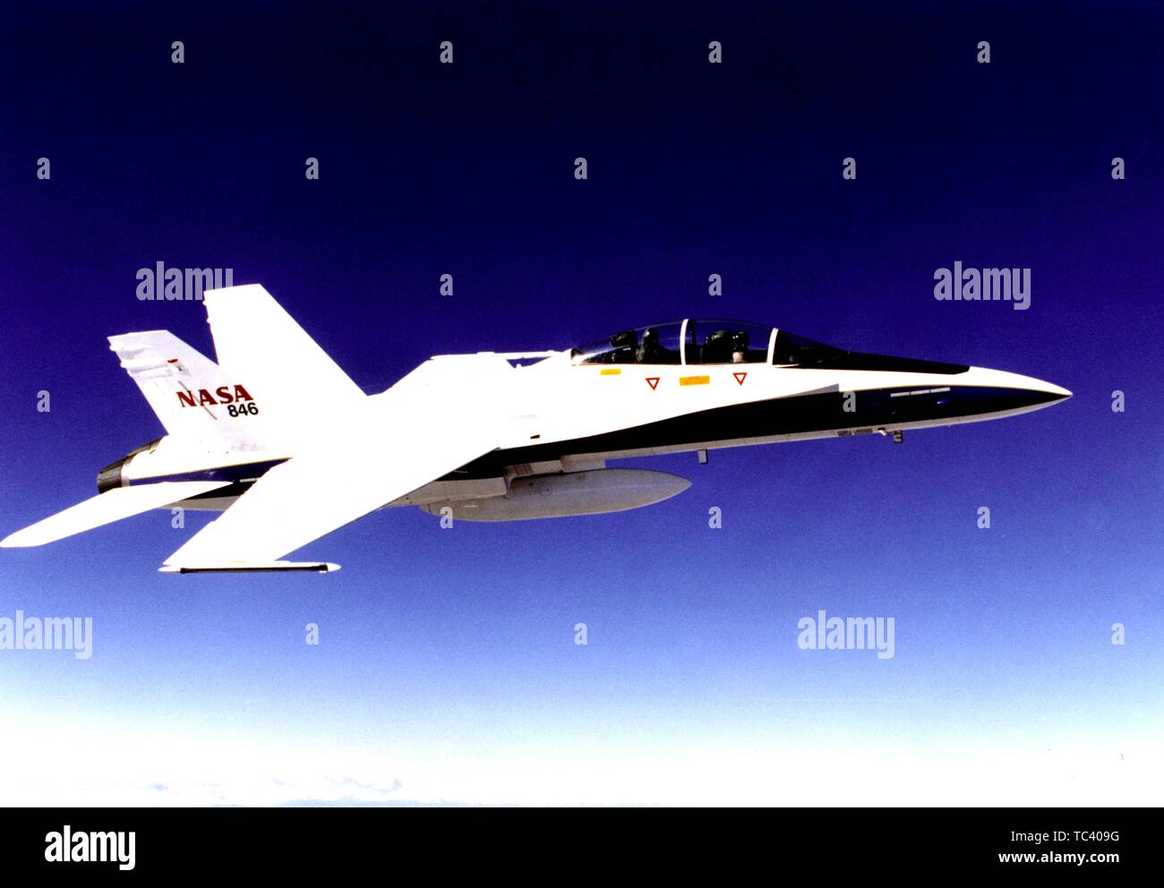 F-18B aerei in volo, utilizzato come chase e il supporto su aeromobili Dryden missioni di ricerca, 26 novembre 1996. Immagine cortesia Nazionale Aeronautica e Spaziale Administration (NASA). () Foto Stock