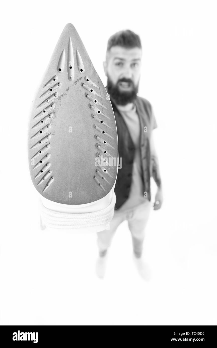 Per la stiratura di opere. Hipster con la stiratura elettrico attrezzo. Uomo Barbuto azienda ferro da stiro. Barba lunga brutale uomo con ferro da stiro a vapore in mano. La stiratura domestica. Fornire servizi domestici. Foto Stock
