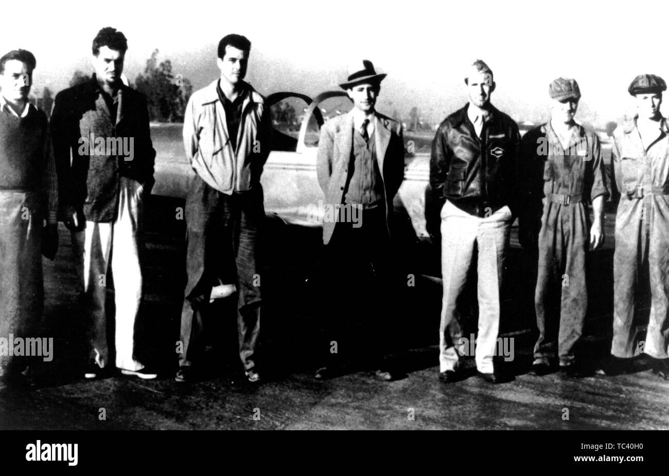 Prova di volo equipaggio per il getto di decollo assistito (JATO) sperimentale a razzo a propellente solido booster in piedi accanto ad aeromobili, 12 agosto 1941. Immagine cortesia Nazionale Aeronautica e Spaziale Administration (NASA). () Foto Stock