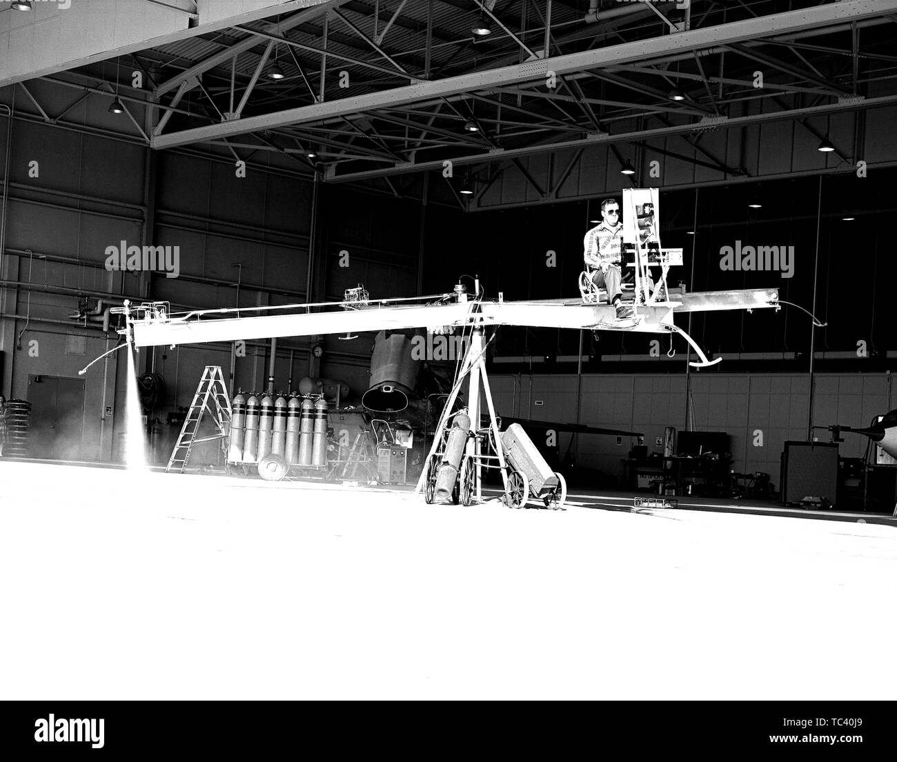 Fotografia di pilota di prova Stan Butchart operante la croce di ferro atteggiamento al simulatore di volo Dryden Research Center, Edwards, California, 18 gennaio 1965. Immagine cortesia Nazionale Aeronautica e Spaziale Administration (NASA). () Foto Stock