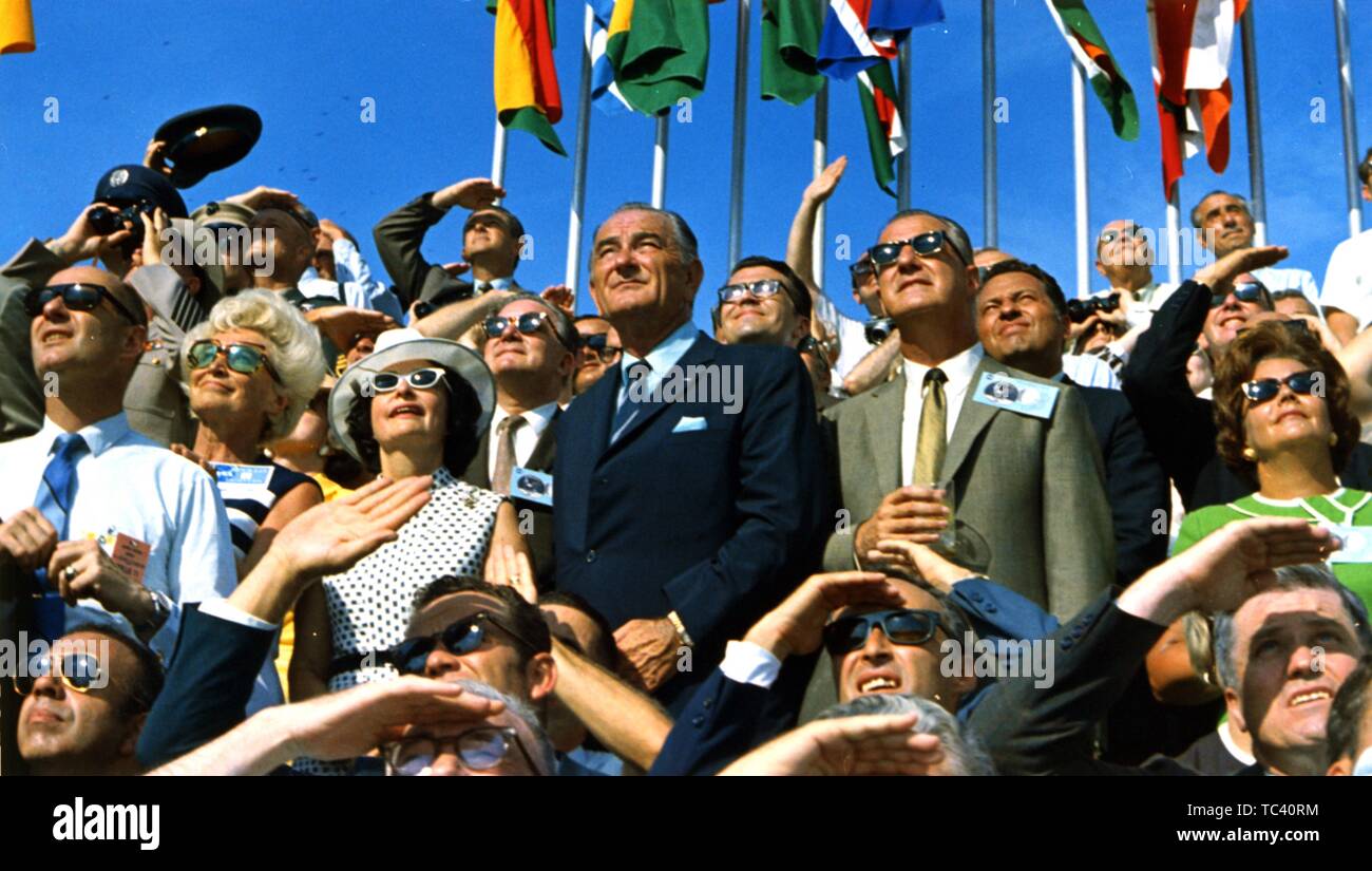 Vice Presidente Spiro Agnew e ex Presidente Lyndon B Johnson guarda il sollevamento verticale di Apollo 11 dal tampone 39a al Centro Spaziale Kennedy, Merritt Island, Florida, 16 luglio 1969. Immagine cortesia Nazionale Aeronautica e Spaziale Administration (NASA). () Foto Stock