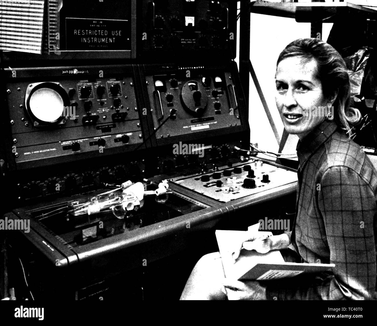 Professore di Biologia presso la California State University Ellen Weaver si sviluppa la strumentazione per essere utilizzati nei satelliti per il monitoraggio oceanico, 8 febbraio 1973. Immagine cortesia Nazionale Aeronautica e Spaziale Administration (NASA). () Foto Stock