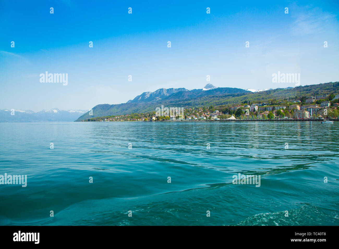 Vista dal traghetto sul Lago di Ginevra e Evian-les-Bains città in Francia Foto Stock