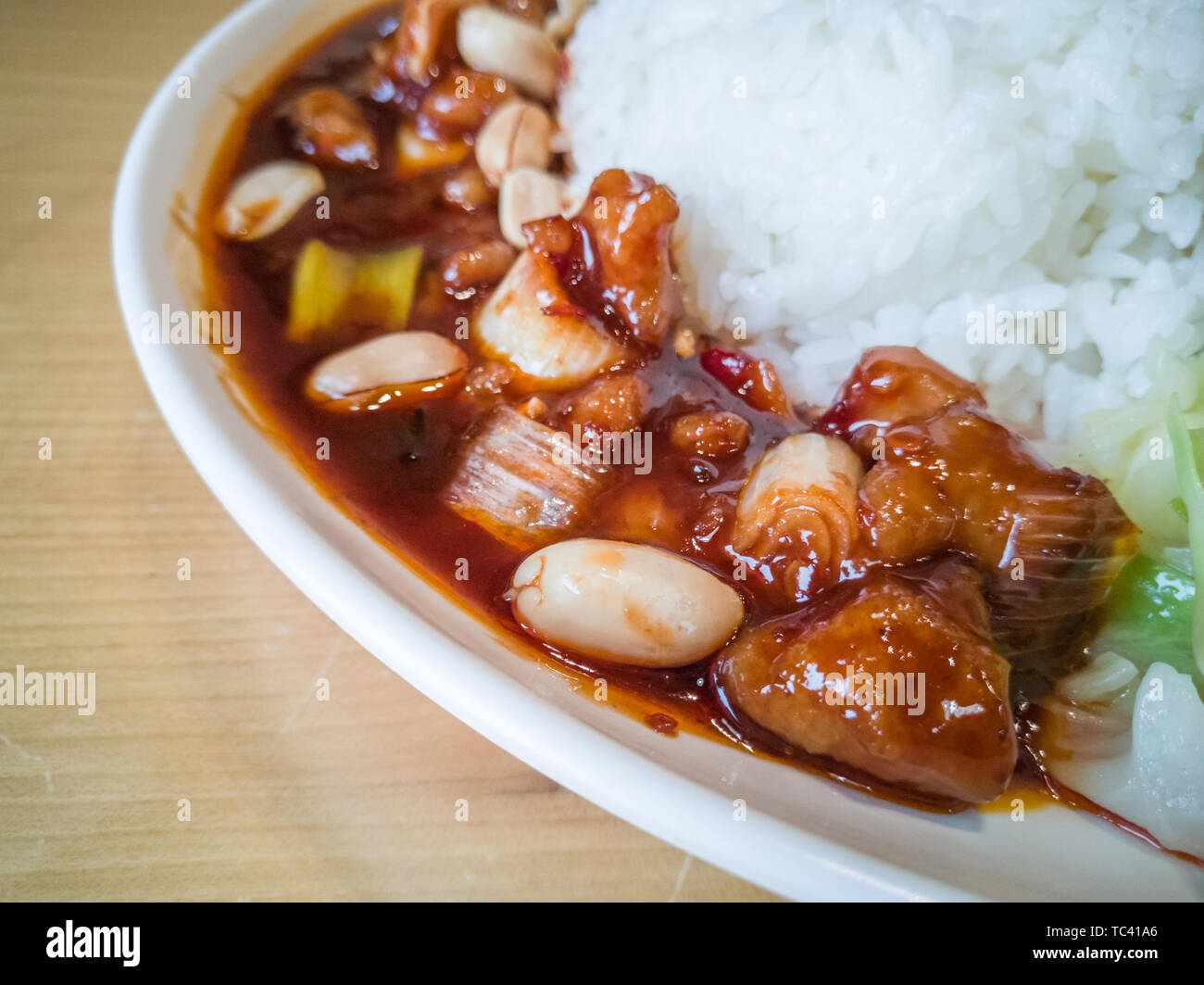 Una lastra di Kung Pao pollo con riso coleslaw Foto Stock