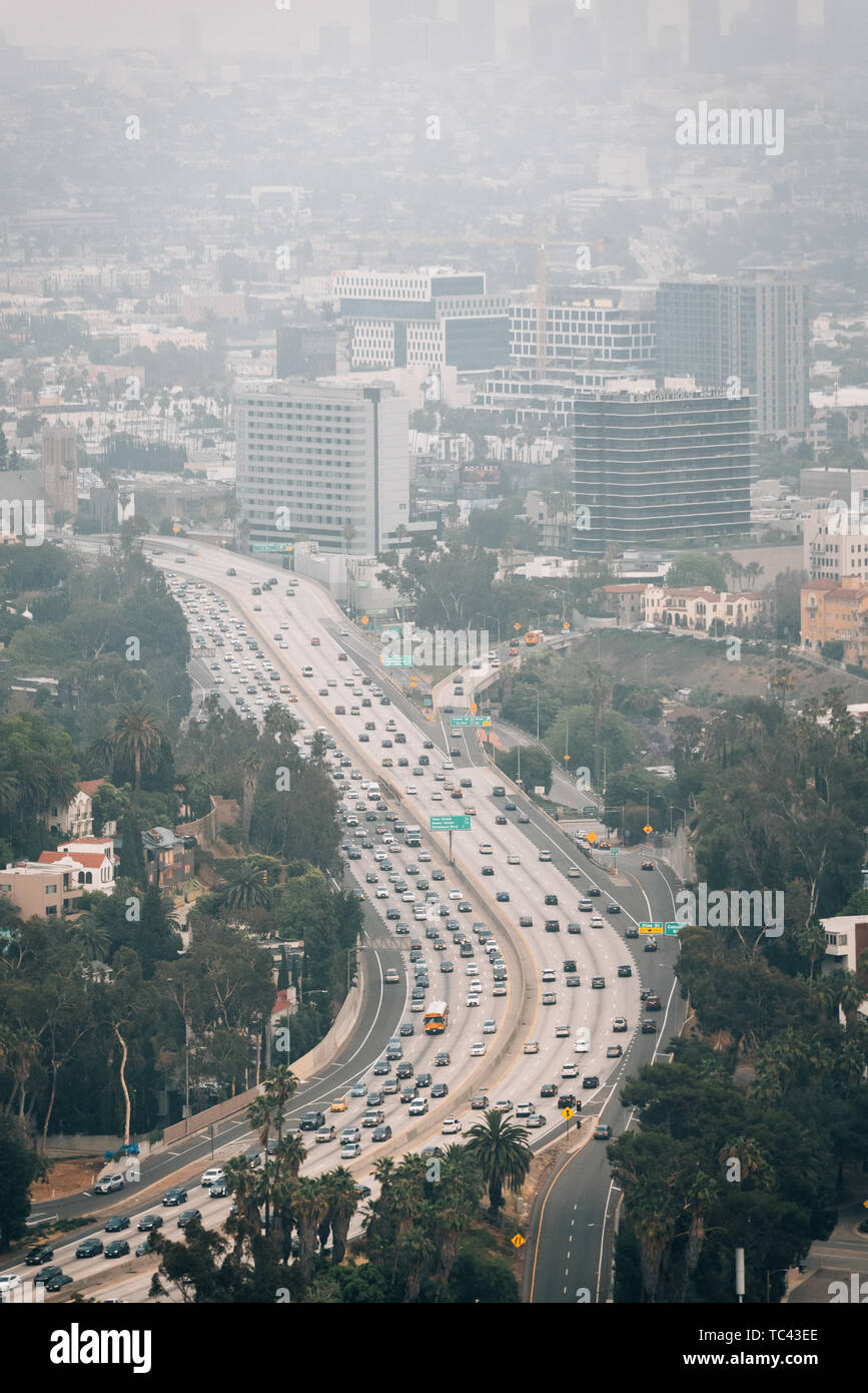 Paesaggio urbano in vista della superstrada 101 dall'Hollywood Bowl si affacciano su Mulholland Drive a Los Angeles, California Foto Stock