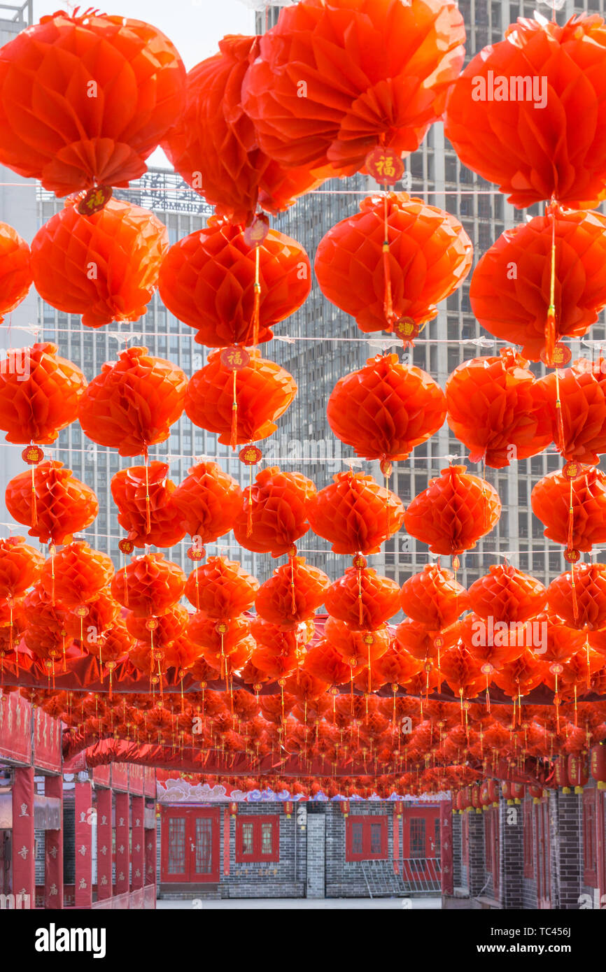 Edifici antichi e lanterne rosse presso il Tempio Imperiale Fair di Shenyang, Cina Foto Stock