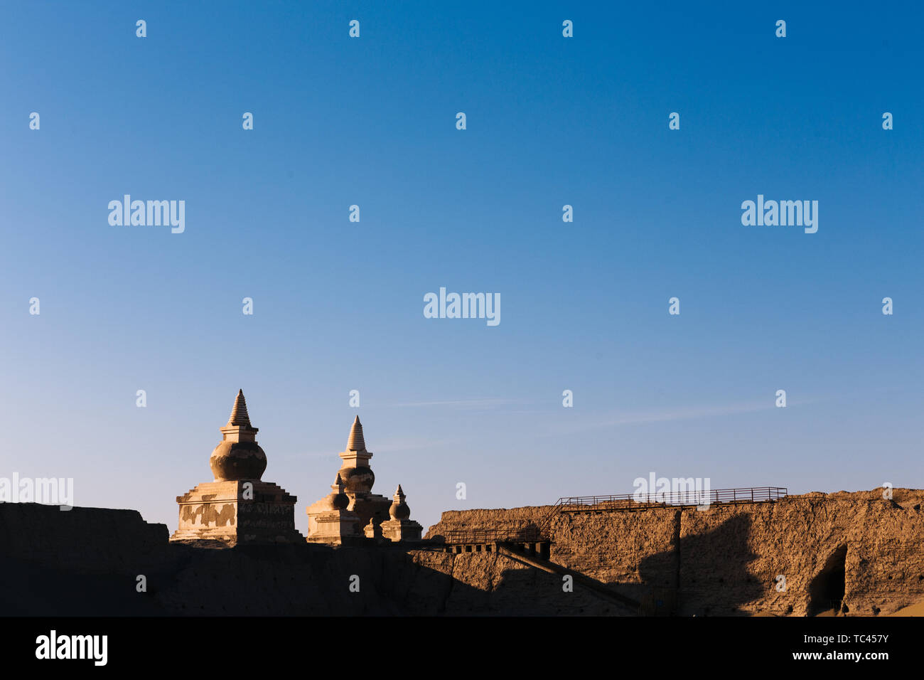 Si trova a circa 22 chilometri a sud est della città Dalaihub, Ejina Banner, Mongolia interna, il sito di Heicheng è il più completo e grandi città antica sito sulla Northern line dell'antica Via della Seta. La città è stata costruita durante il Western Xia regime nel nono secolo A.C. Feng Sheng, un grande generale della Dinastia Ming, fu abbandonato dopo la rottura attraverso la città di nero nel 1372 AD. Finora la città sepolta ancora ricca di preziosi documenti delle dinastie come Xi Xia e Dinastia Yuan. Foto Stock