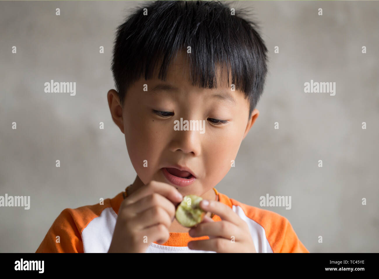 Un cattivo ragazzo mangiare biancospino Foto Stock