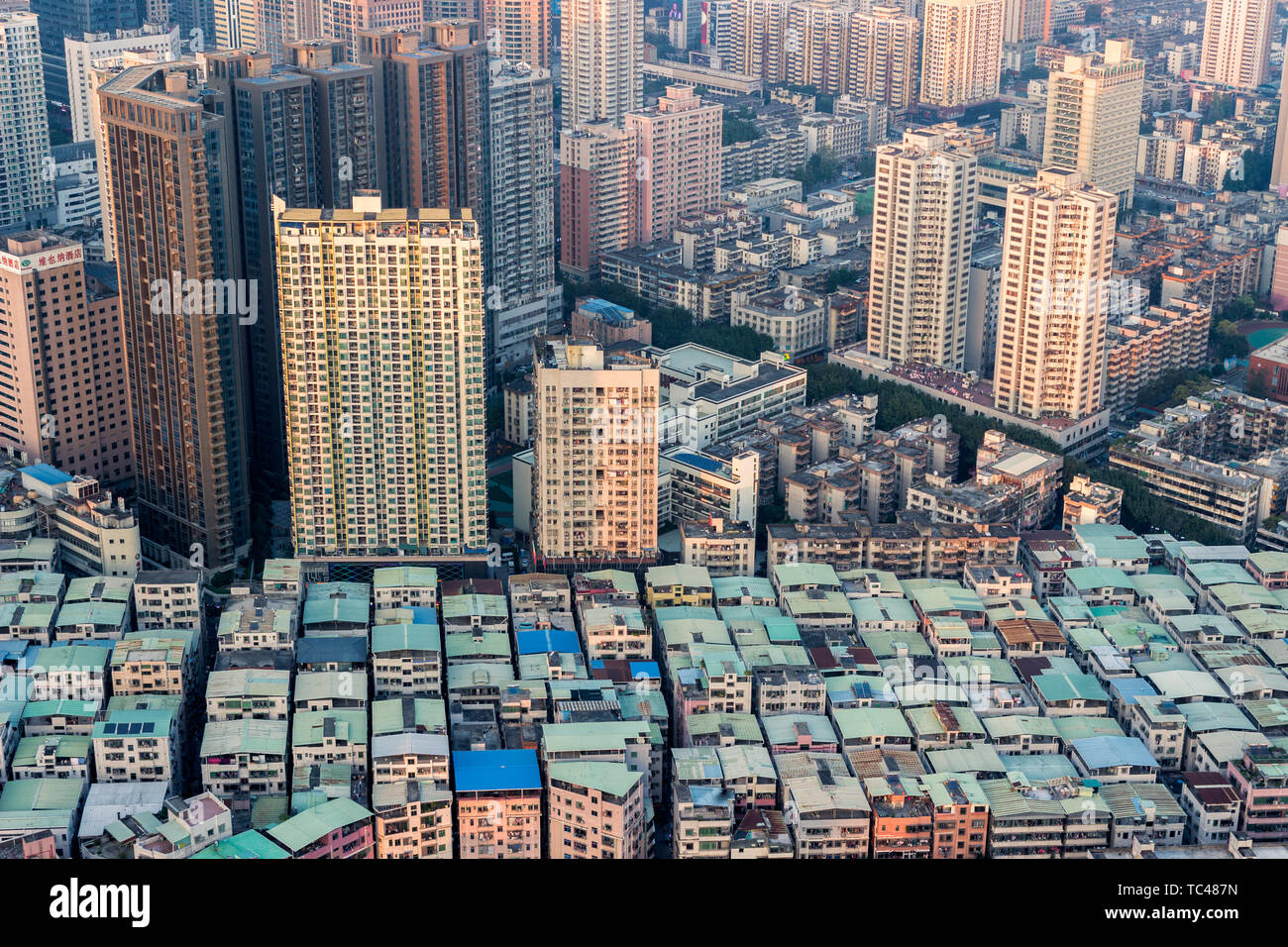 Moderni edifici urbani e villaggi in città Foto Stock