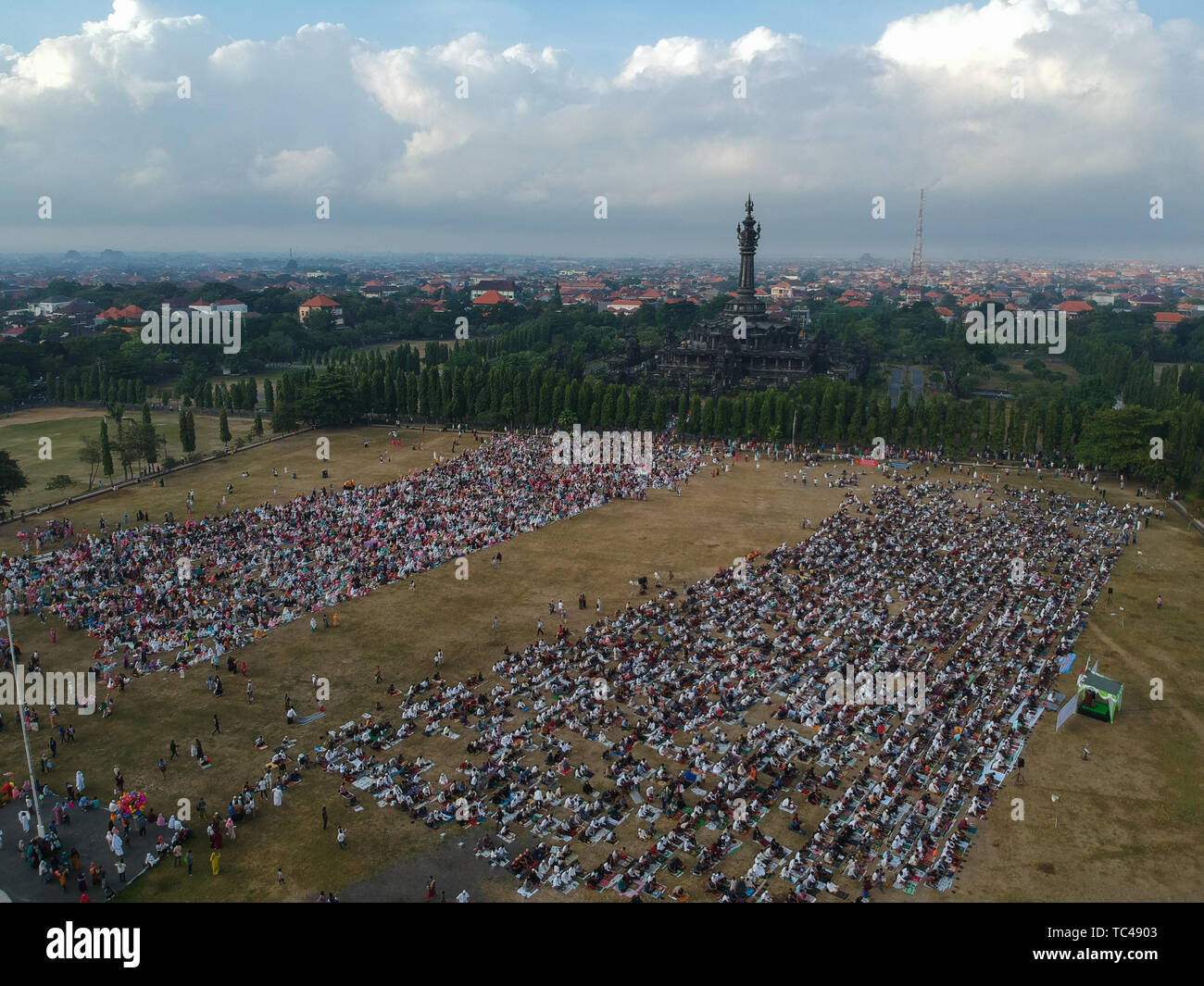 Vista dall'aereo dell'Eid al-Fitr preghiera nel 2019 a Puputan Renon campo. Eid preghiere erano frequentate da th Foto Stock
