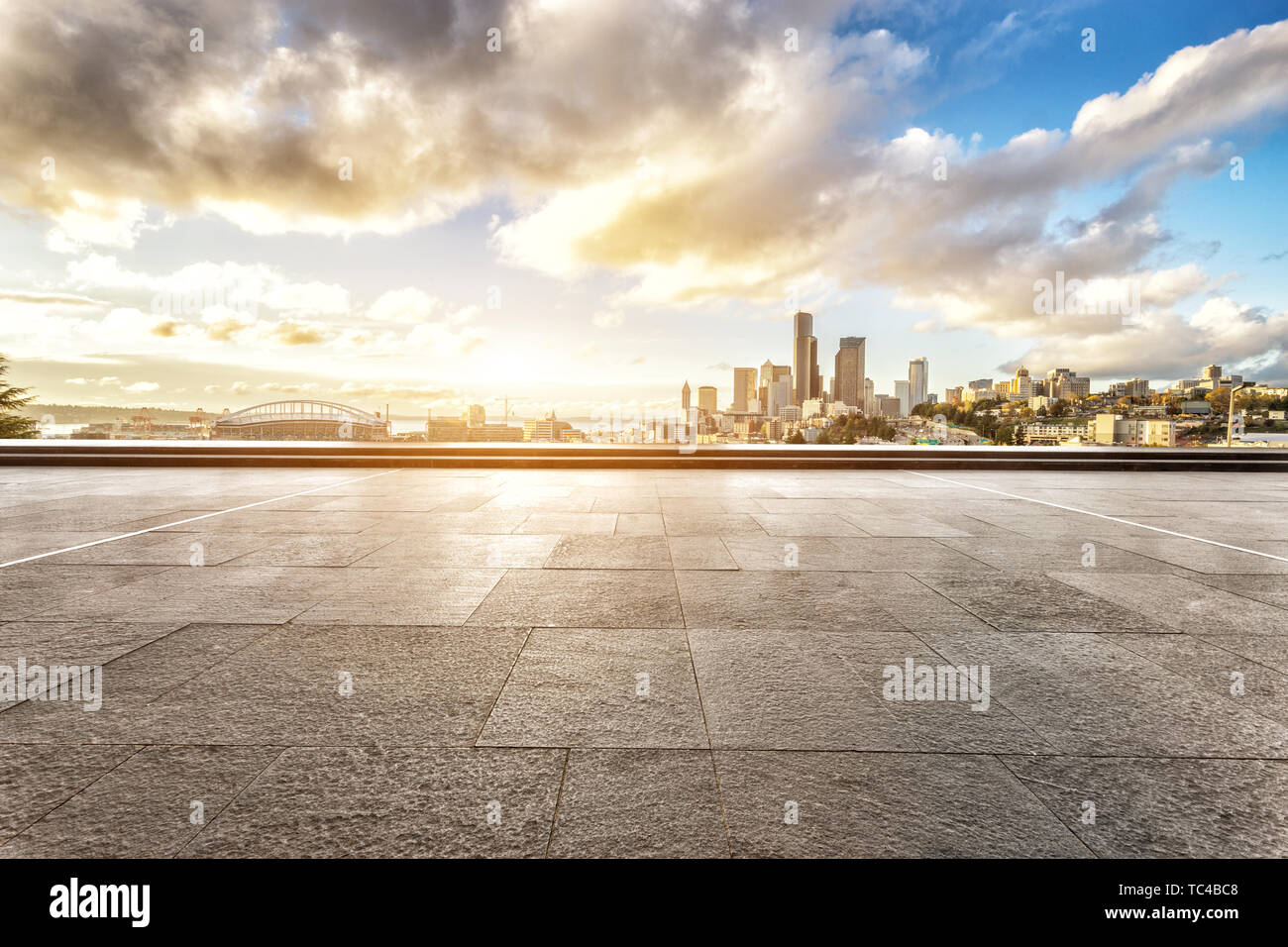 Città del turismo. Il tramonto. Skyline della citta'. Architettura. Aspetto Street della citta'. Sky e acque Foto Stock