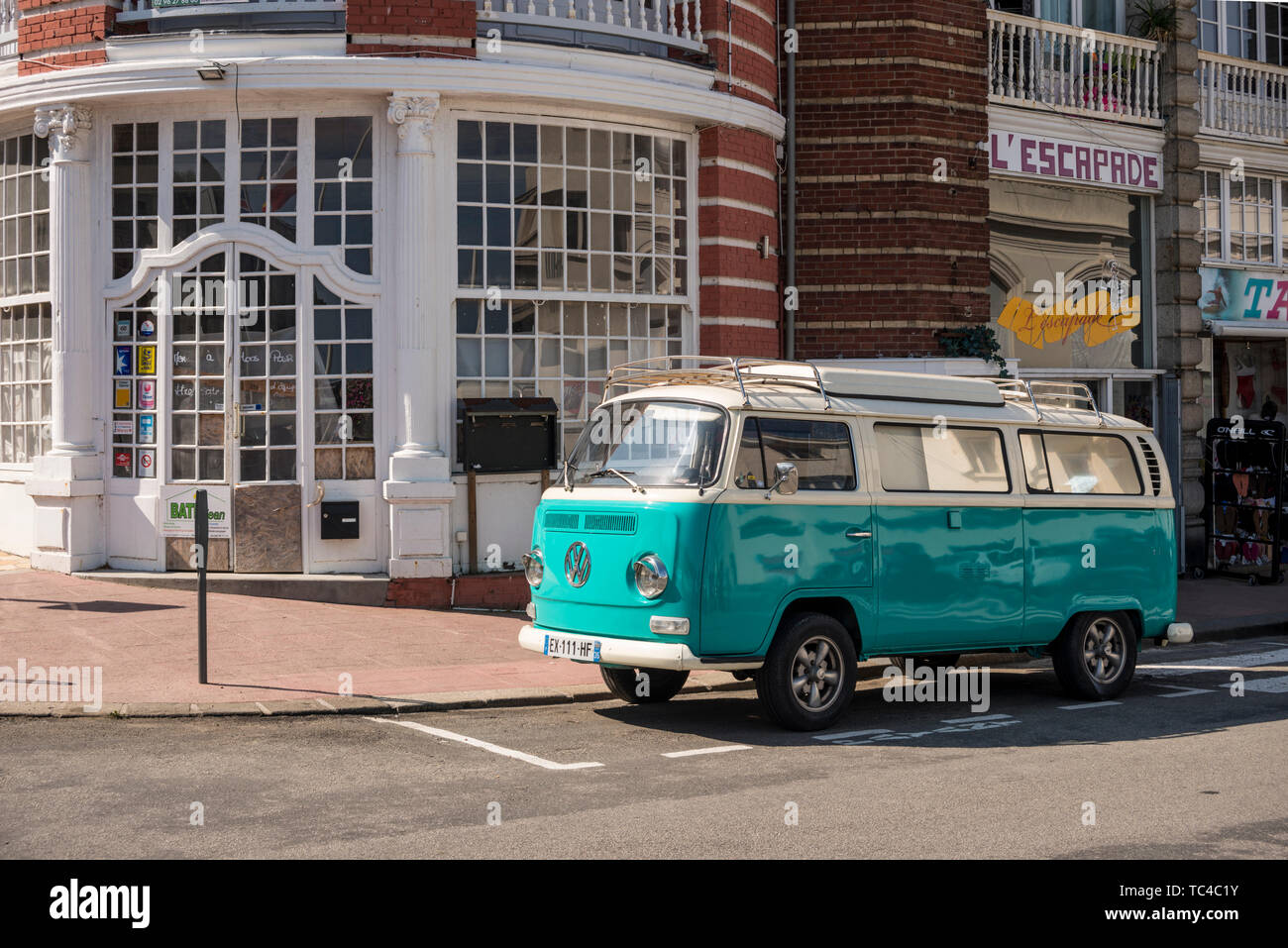 Anni Settanta Classico Volkswagen camper parcheggiato sulla strada di Dinard, Bretagna Francia Foto Stock