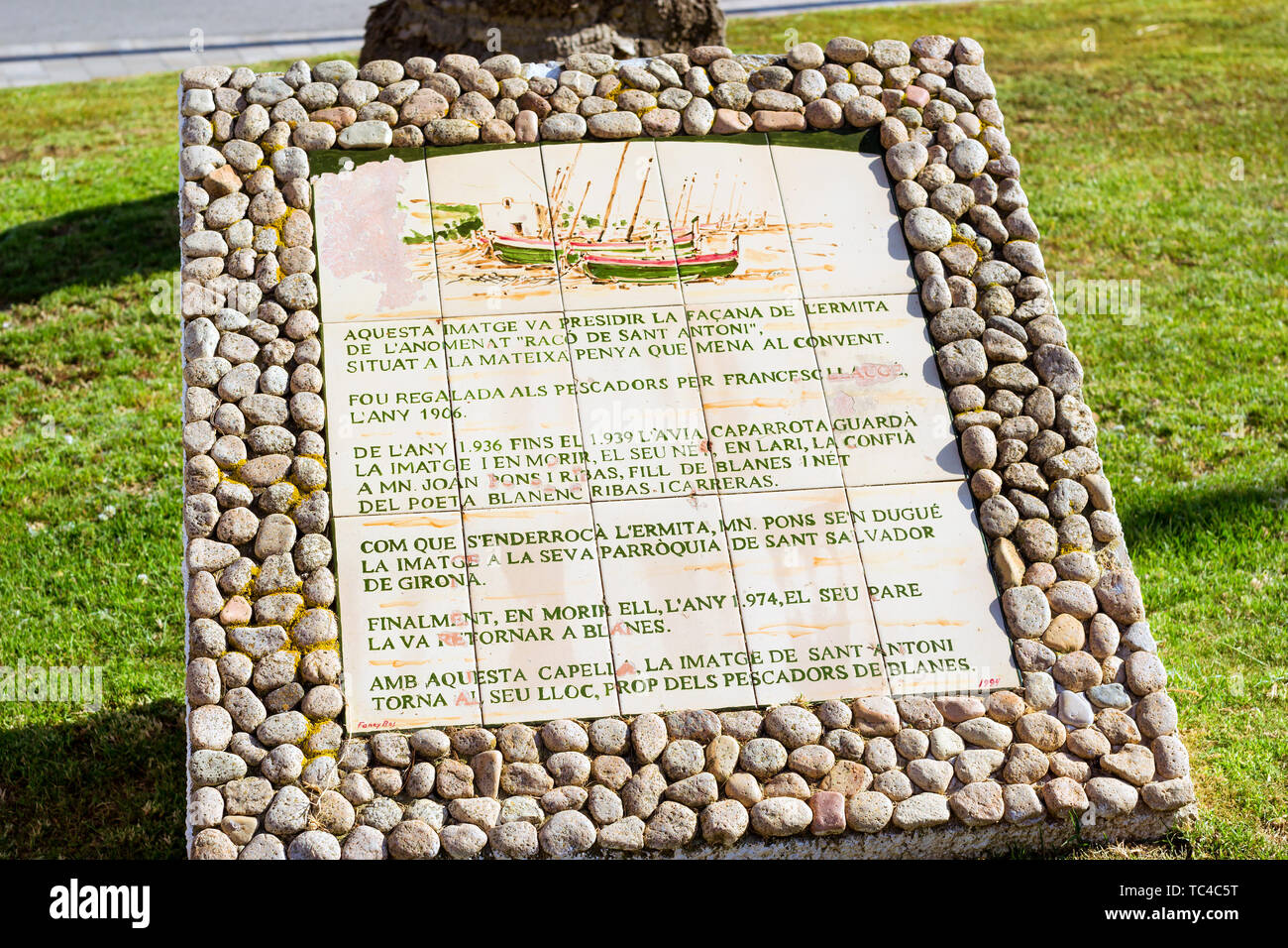 Blanes, Spagna - 31 maggio 2018: Imatge de Sant Antoni. Monumento storico, composizione scultorea. Architettura di spagnolo beach resort Blanes in estate. In Costa Brava Catalogna Foto Stock
