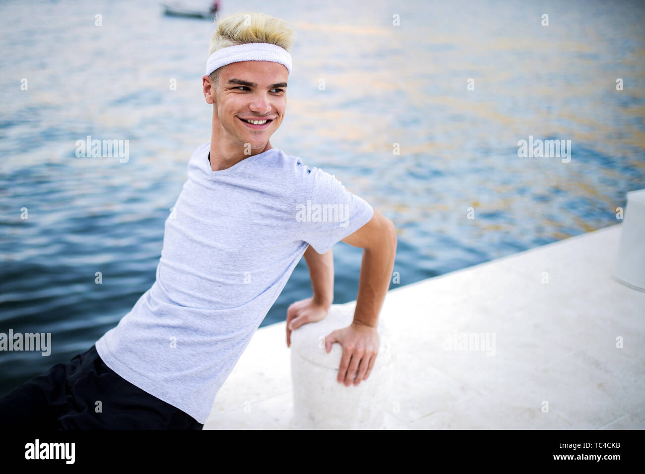 Ritratto di giovane attivo uomo jogging al di fuori dal mare Foto Stock