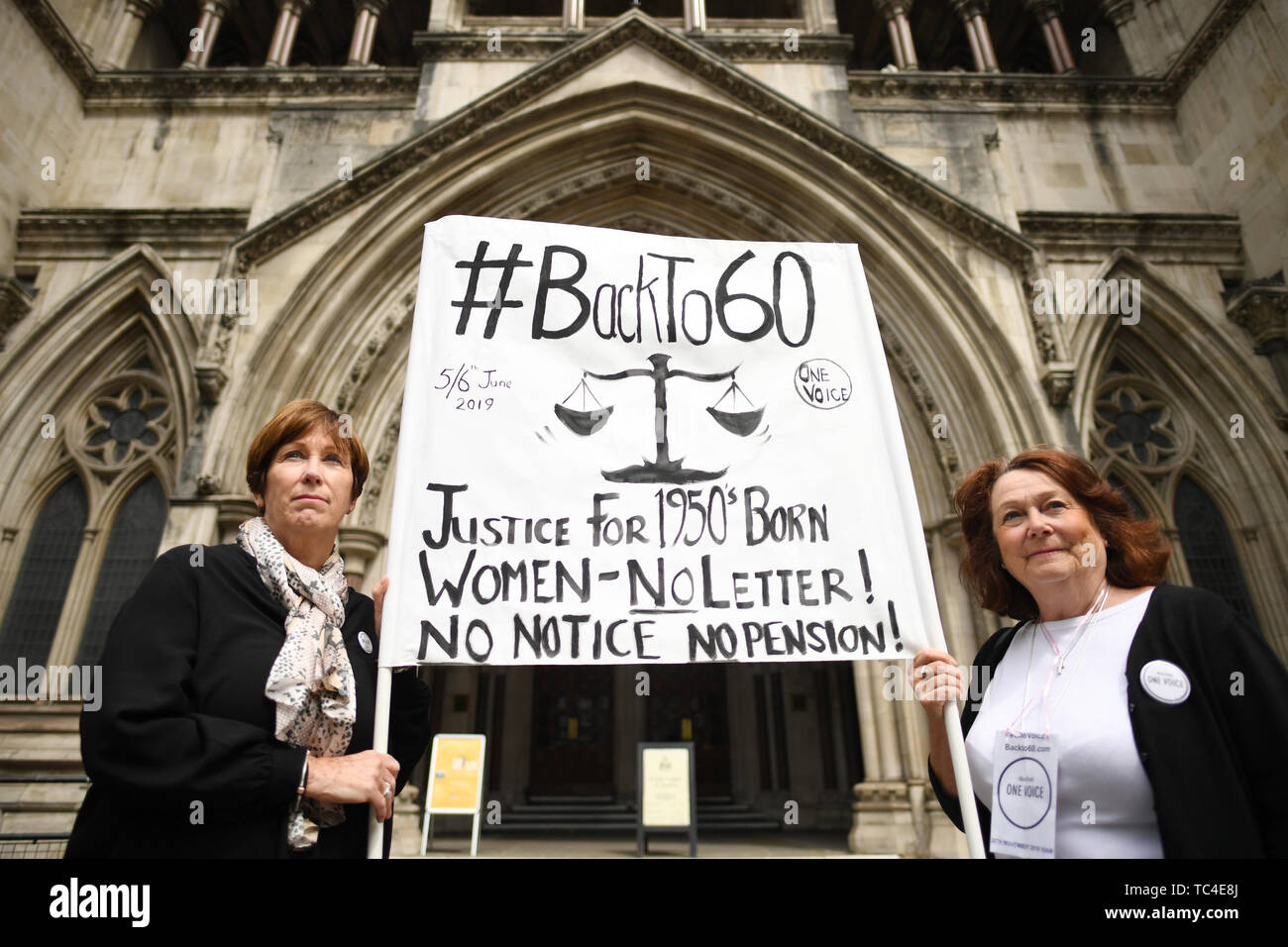 Anne Taylor (sinistra) e Patsy Franklin dalla campagna "Torna al 60' al di fuori della Royal Courts of Justice nel centro di Londra, prima del primo giorno di un punto di riferimento legale contro il governo ha portato da donne colpite da la pensione statale di aumentare l'età. Foto Stock