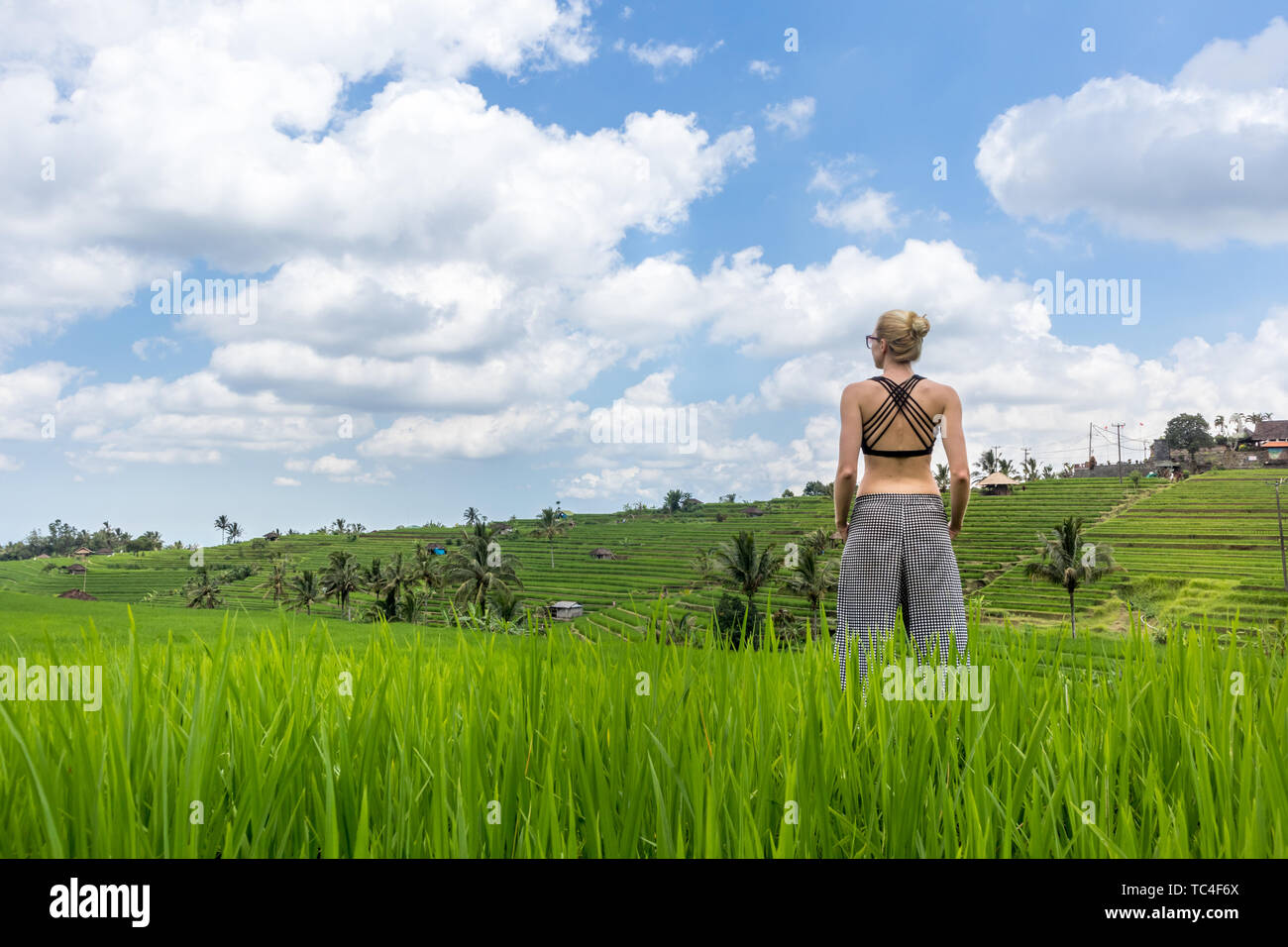 Rilassato e informale donna sportivo godendo di natura pura in splendidi e verdi risaie di Bali. Foto Stock
