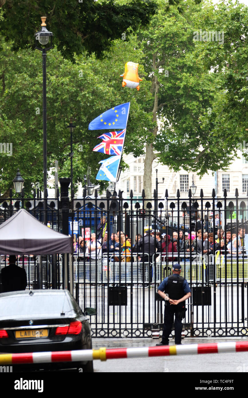 Donald Trump gonfiabile di Baby Blimp palloncino, Stati Uniti d'America visita presidenziale per il Regno Unito, Downing Street, Londra, Regno Unito, 04 giugno 201 Foto Stock