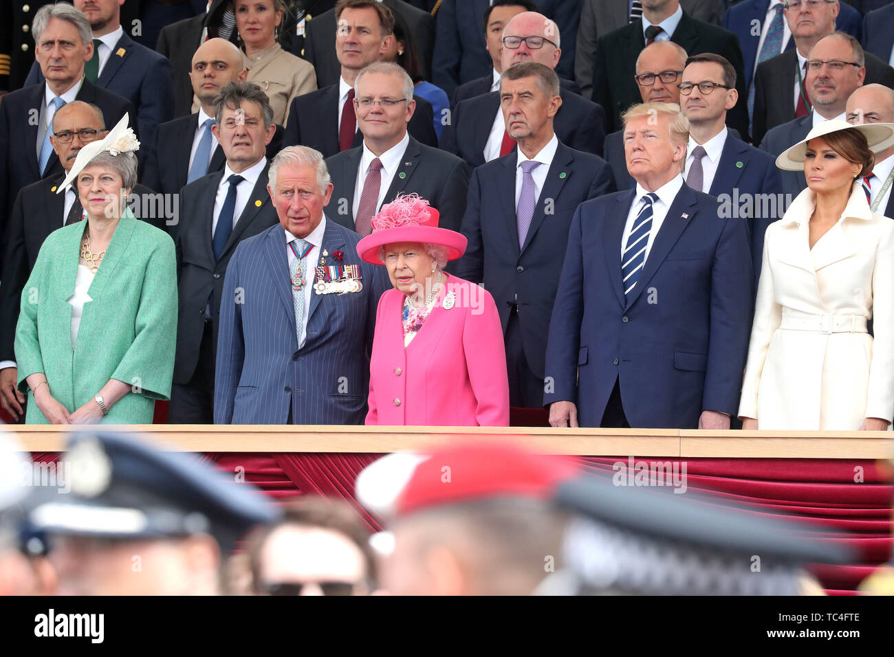 (Bancata anteriore, da sinistra a destra) il Primo Ministro Theresa Maggio, il Principe di Galles, la Regina Elisabetta II, il presidente statunitense Donald Trump e Melania Trump durante le commemorazioni per il settantacinquesimo anniversario dello sbarco in Normandia a Southsea comune, Portsmouth. Foto Stock