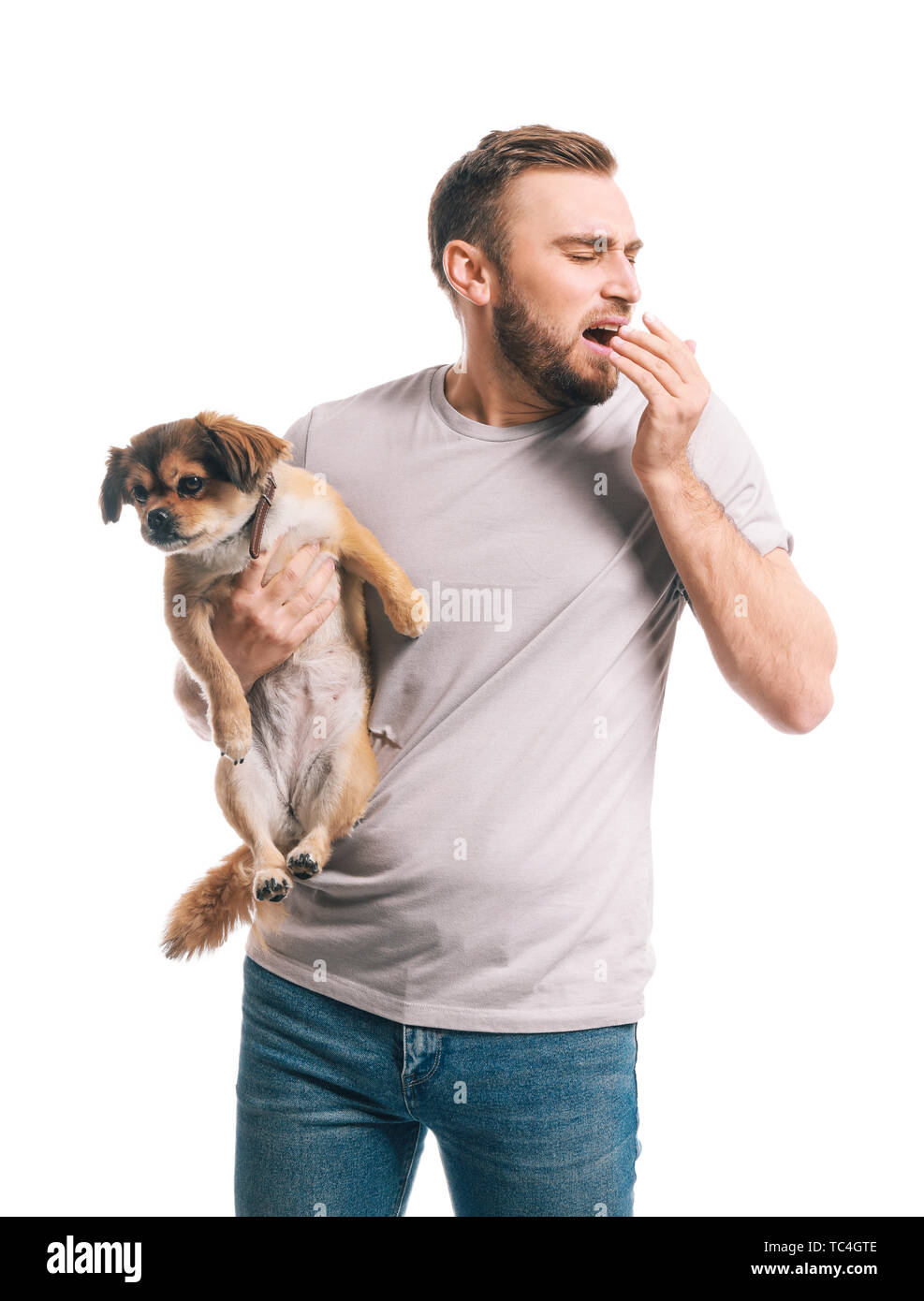 Uomo con cane su sfondo bianco. Animale concetto di allergia Foto Stock