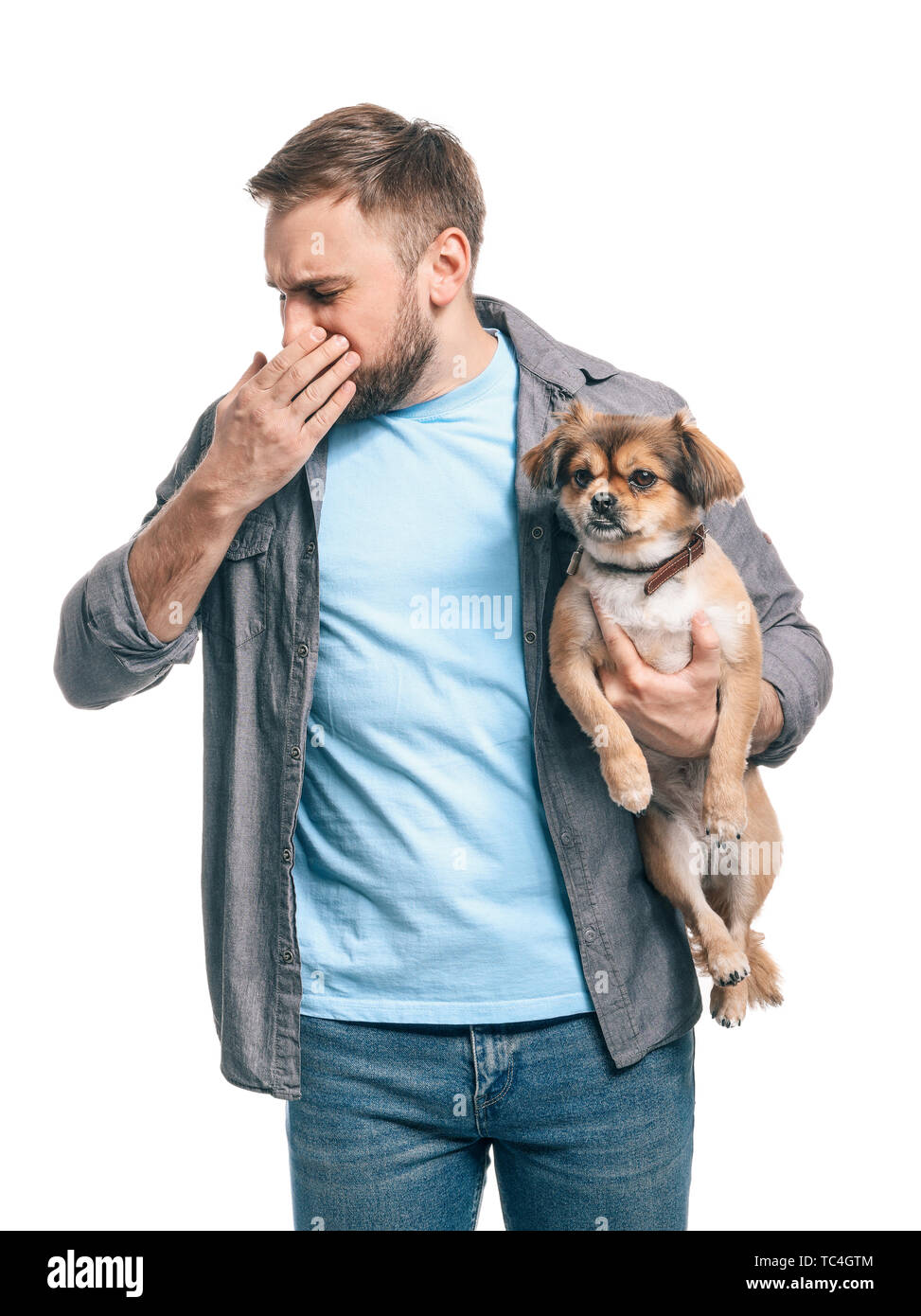 Uomo con cane su sfondo bianco. Animale concetto di allergia Foto Stock