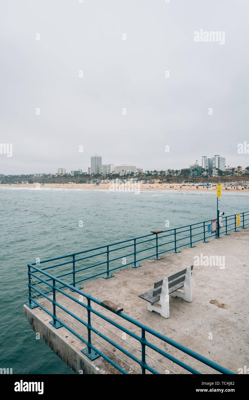 Panca e la vista della spiaggia sul molo di Santa Monica, California Foto Stock