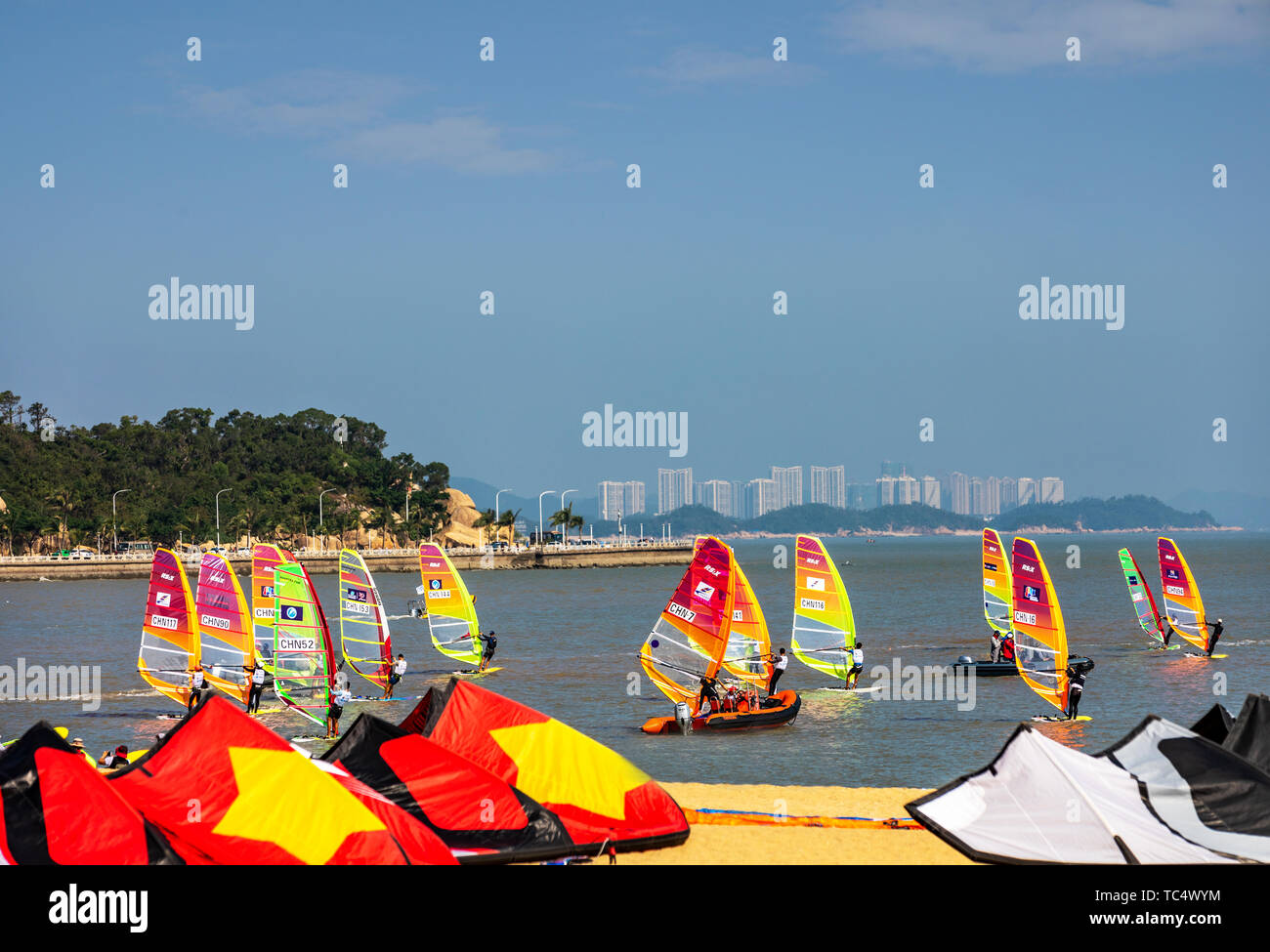 Immagine brillante del torneo di windsurf Foto Stock