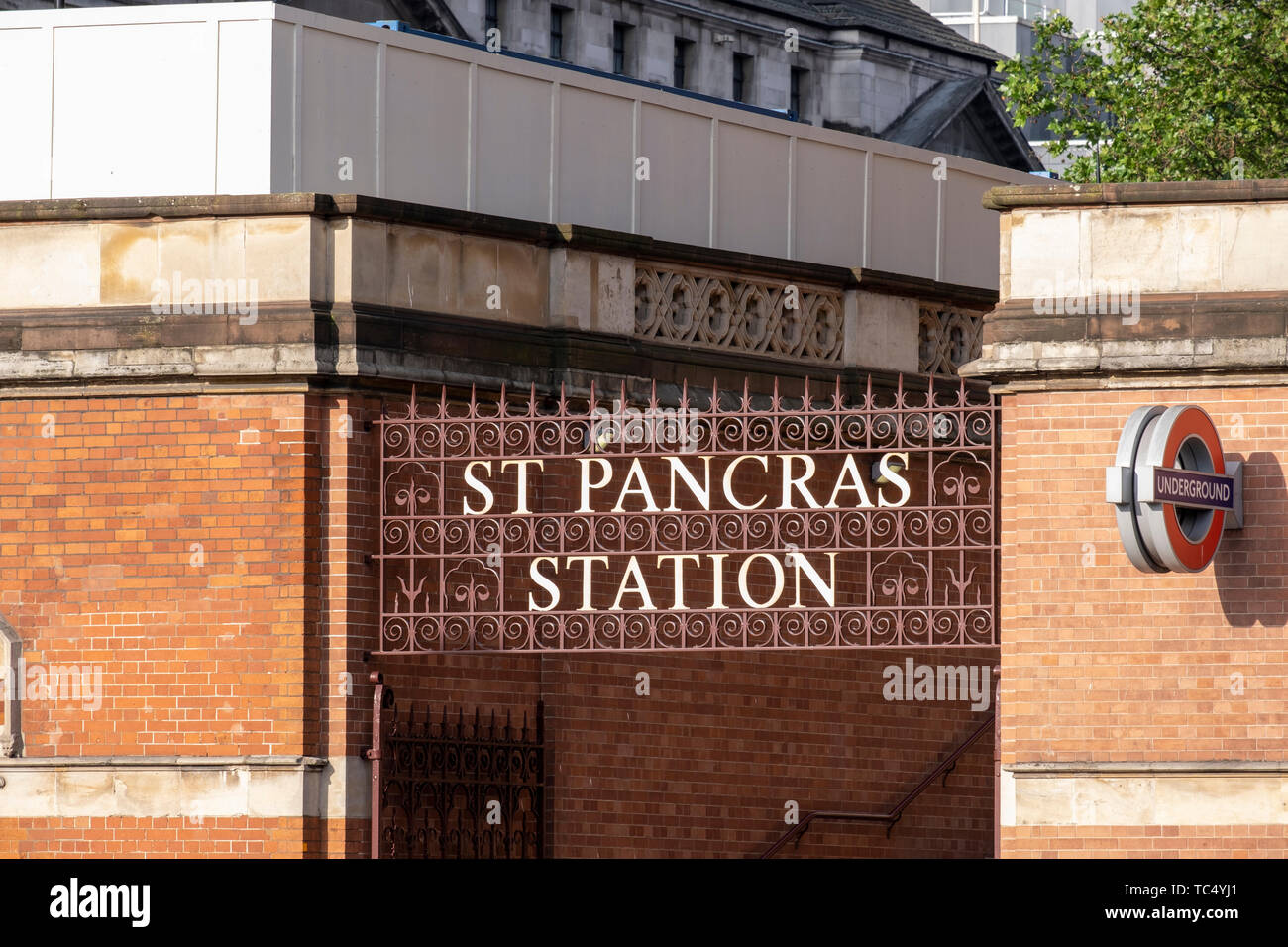 Accesso pedonale alla stazione di St Pancras con un prominente vittoriana di ghisa segno Foto Stock