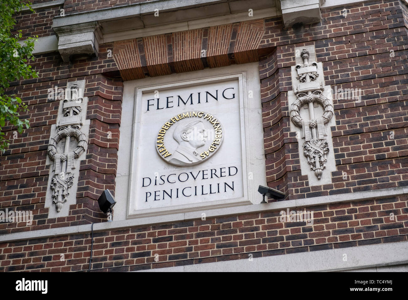 Lapide che ricorda la scoperta della penicillina da Sir Alexnader Fleming sulla costruzione dell'ospedale St Mary a Paddington dove ha lavorato. Foto Stock