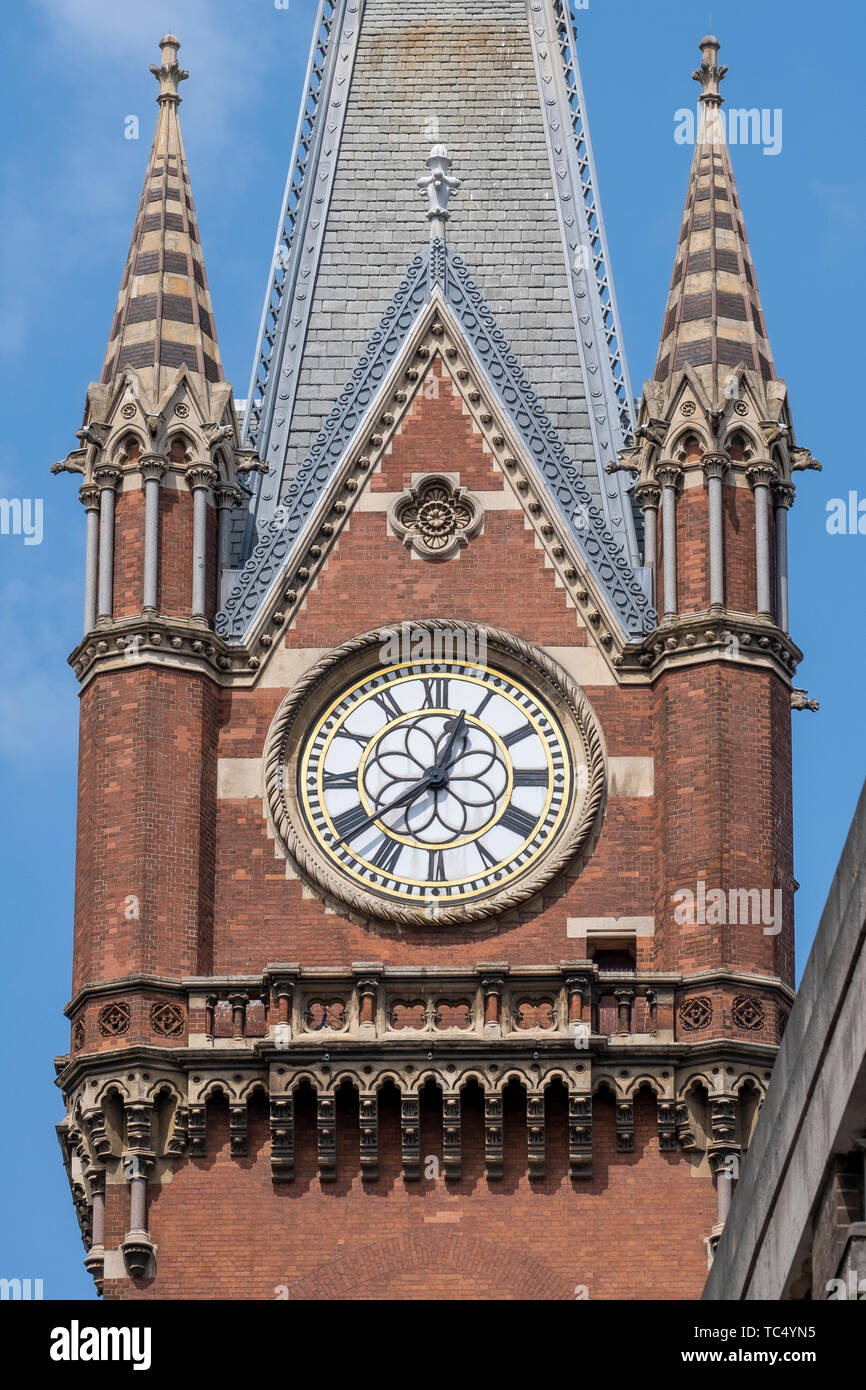 Torre dell'orologio della stazione di St Pancras vicino a Kings Cross nel centro di Londra, Inghilterra progettato da George Gilbert Scott e Henry Barlow e aperto nel 1868 Foto Stock