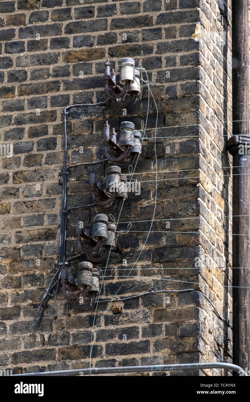 In vecchio stile linea telefonica isolatori su un edificio in Paddington Foto Stock