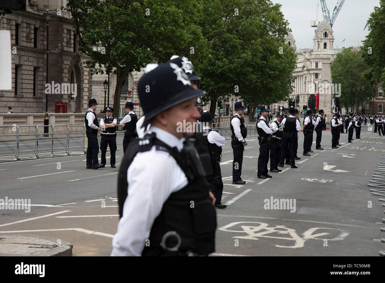 La polizia sterilizzare Whitehall, di chiusura verso il basso a causa di proteste contro la visita di Stato del Presidente americano Donald Trump il 4 giugno 2019 a Londra, Regno Unito. Gli organizzatori insieme contro Trump che è una collaborazione tra l'arresto della coalizione vincente e Stand fino al Trump, hanno organizzato un carnevale di resistenza, una manifestazione nazionale di protesta contro il Presidente Trump le politiche e la politica durante la sua ufficiale visita NEL REGNO UNITO. Foto Stock