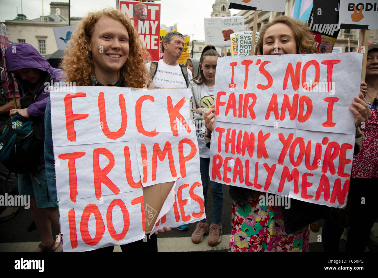 Le proteste continuano sotto la pioggia contro la visita di Stato del Presidente americano Donald Trump il 4 giugno 2019 a Londra, Regno Unito. Gli organizzatori insieme contro Trump che è una collaborazione tra l'arresto della coalizione vincente e Stand fino al Trump, hanno organizzato un carnevale di resistenza, una manifestazione nazionale di protesta contro il Presidente Trump le politiche e la politica durante la sua ufficiale visita NEL REGNO UNITO. Foto Stock