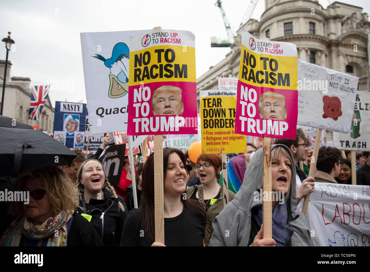 Le proteste continuano sotto la pioggia contro la visita di Stato del Presidente americano Donald Trump il 4 giugno 2019 a Londra, Regno Unito. Gli organizzatori insieme contro Trump che è una collaborazione tra l'arresto della coalizione vincente e Stand fino al Trump, hanno organizzato un carnevale di resistenza, una manifestazione nazionale di protesta contro il Presidente Trump le politiche e la politica durante la sua ufficiale visita NEL REGNO UNITO. Foto Stock
