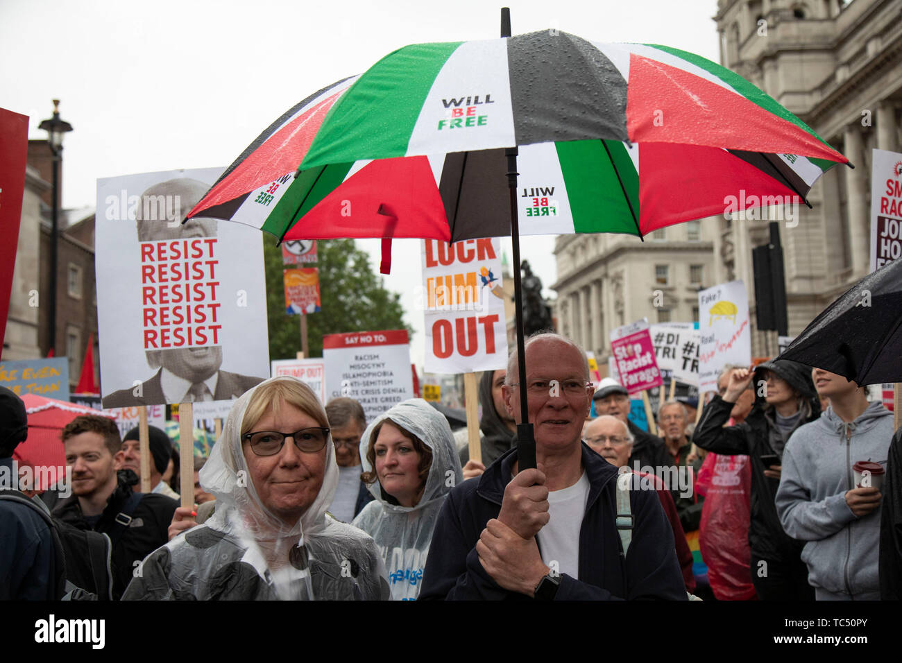 Le proteste continuano sotto la pioggia contro la visita di Stato del Presidente americano Donald Trump il 4 giugno 2019 a Londra, Regno Unito. Gli organizzatori insieme contro Trump che è una collaborazione tra l'arresto della coalizione vincente e Stand fino al Trump, hanno organizzato un carnevale di resistenza, una manifestazione nazionale di protesta contro il Presidente Trump le politiche e la politica durante la sua ufficiale visita NEL REGNO UNITO. Foto Stock