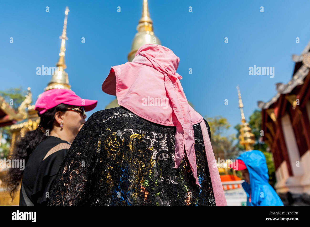 I turisti godono dell'incredibile bellezza del Tempio di Wat Phra Sing a Chiang mai, Thailandia. Foto Stock