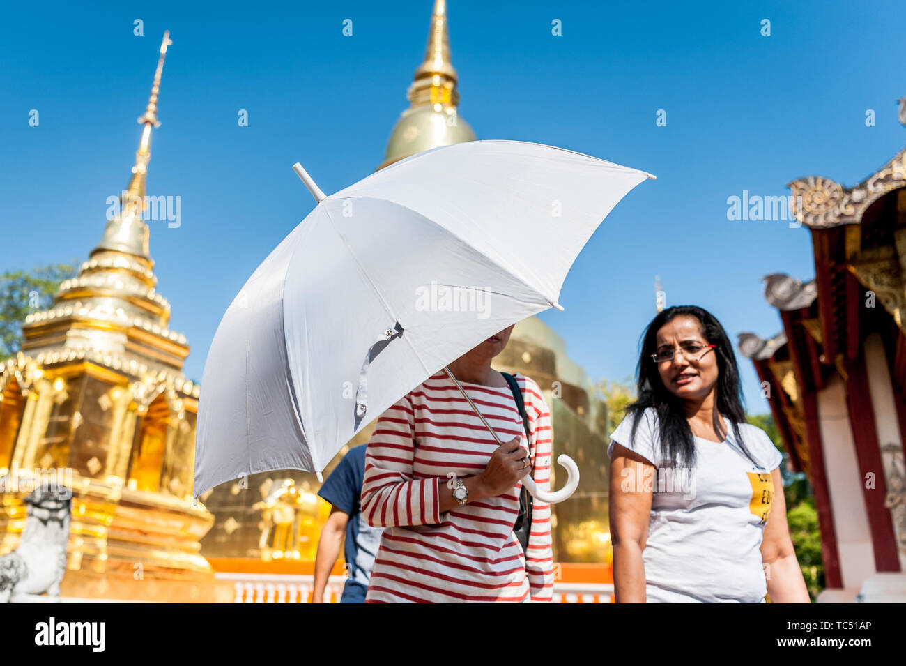 I turisti godono dell'incredibile bellezza del Tempio di Wat Phra Sing a Chiang mai, Thailandia. Foto Stock