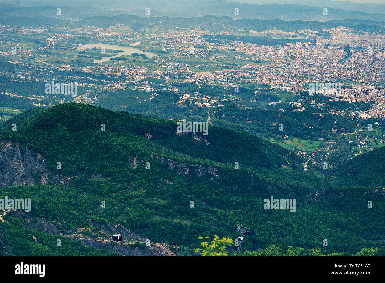 Vista aerea di Tirana, capitale dell'Albania dalla più vicina montagna Dajti Foto Stock