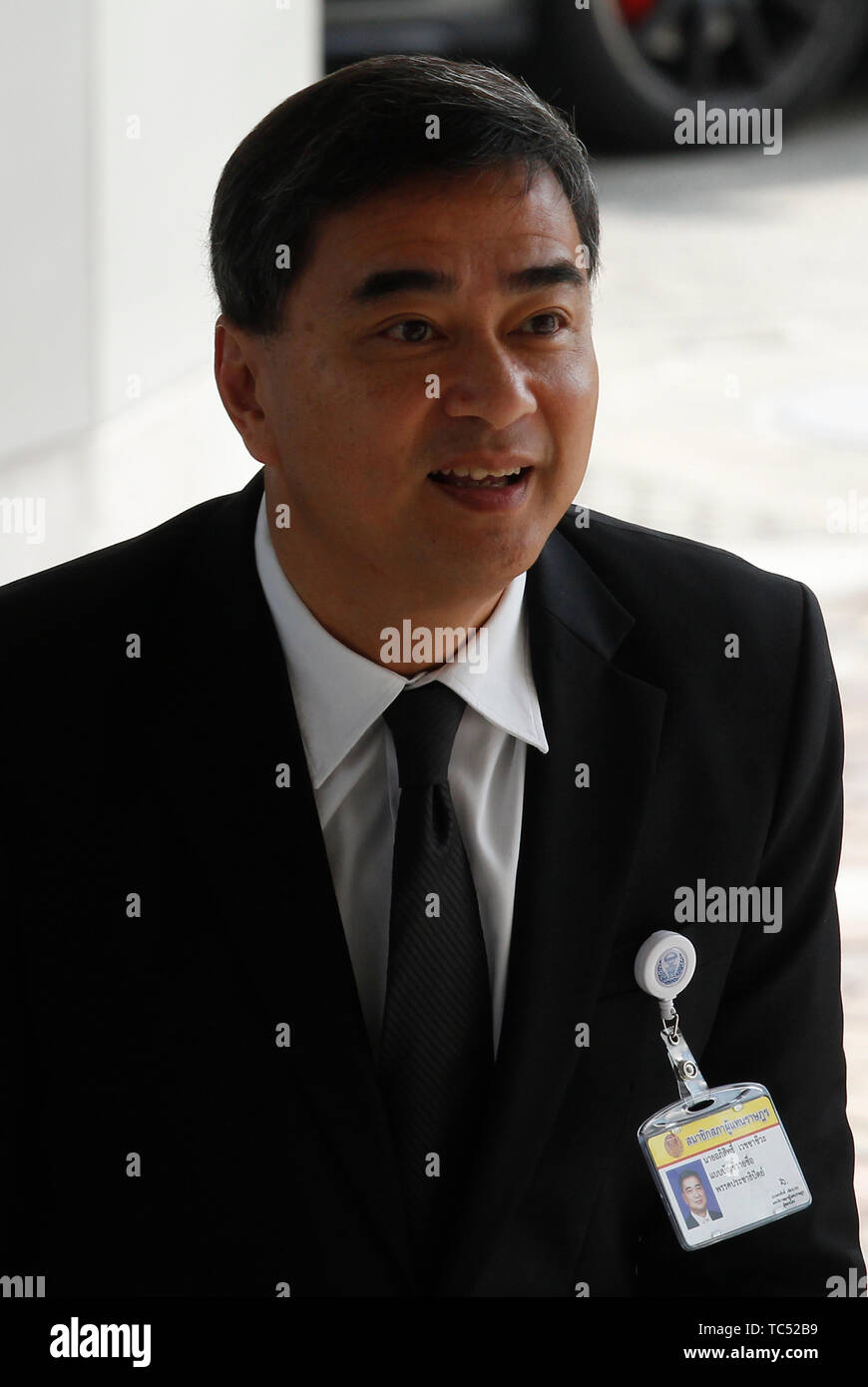 Ex Democrat Party leader Abhisit Vejjajiva arriva al Parlamento di votare per la Thailandia del nuovo primo ministro, a TOT Plc' auditorium di Bangkok. Foto Stock