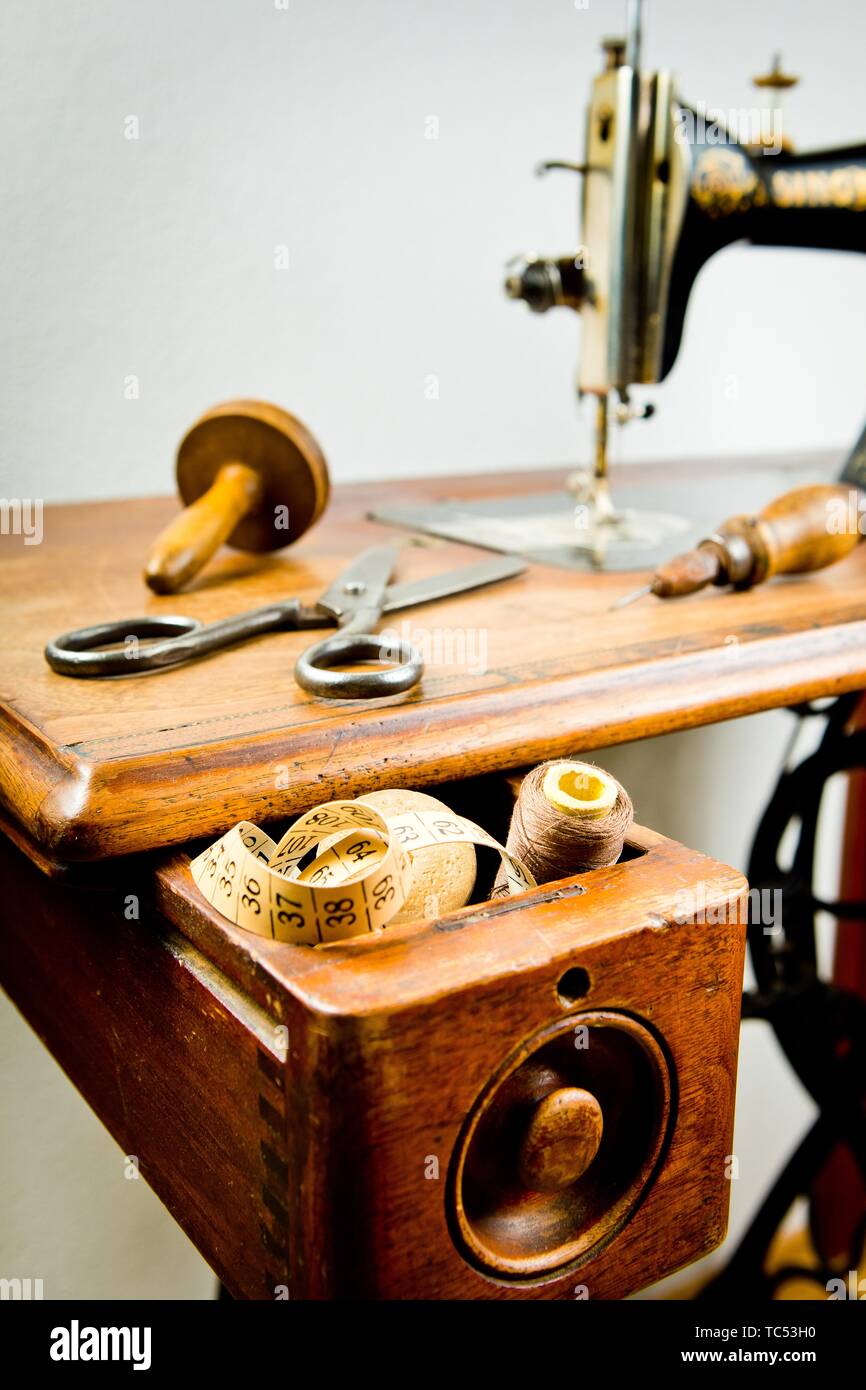 Vintage di adattare gli strumenti su una vecchia macchina da cucire, vecchio equipaggiamento di sartoria Foto Stock