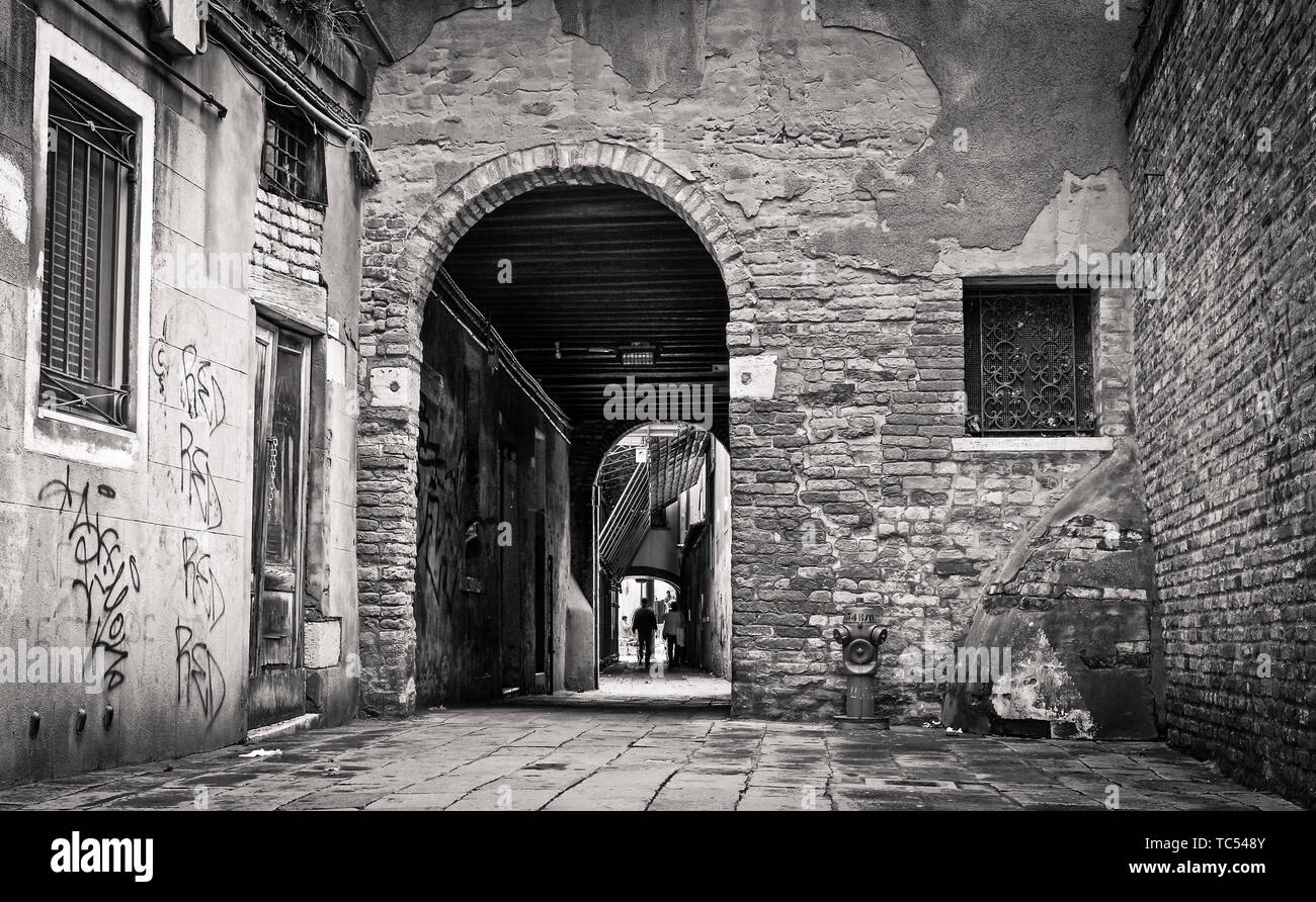 Una stradina di Venezia, Italia. Foto Stock