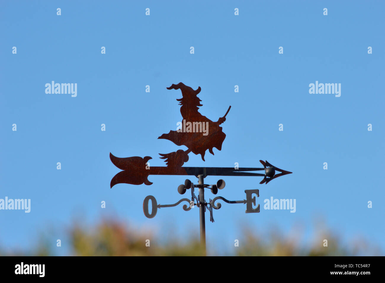 Banderuola con una strega volare con la scopa in una giornata di sole Foto Stock