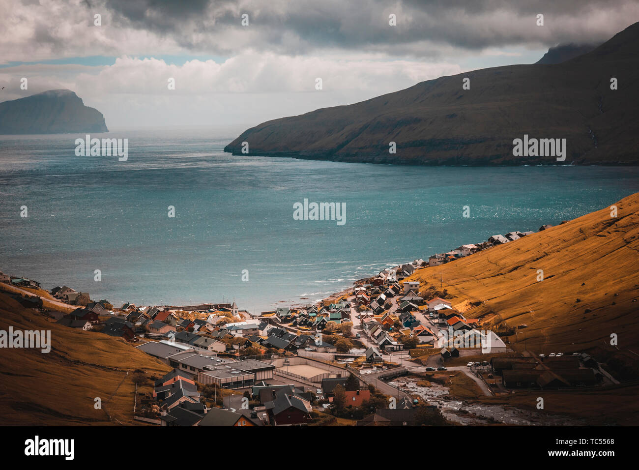 Vista tipica del villaggio di Tjornuvik sulle Isole Faerøer. Ocean in background. Foto Stock