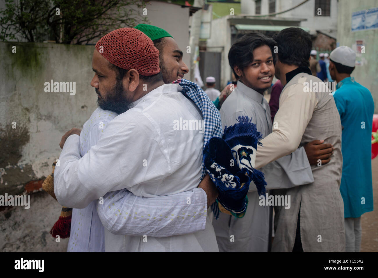 I musulmani lo scambio di saluti Eid "avvolgente" presso la strada appena dopo aver frequentato Eid-Ul fitr salah preghiera. I musulmani partecipano in Eid-Ul-Fitr salah preghiera dopo aver completato il mese sacro del Ramadan. Foto Stock