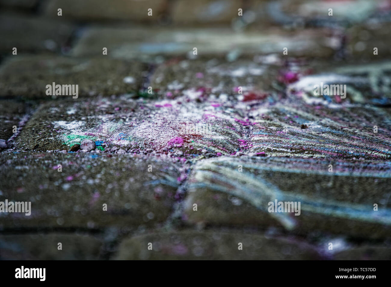 Chalk verniciatura di un linee astratte sul marciapiede. Foto Stock