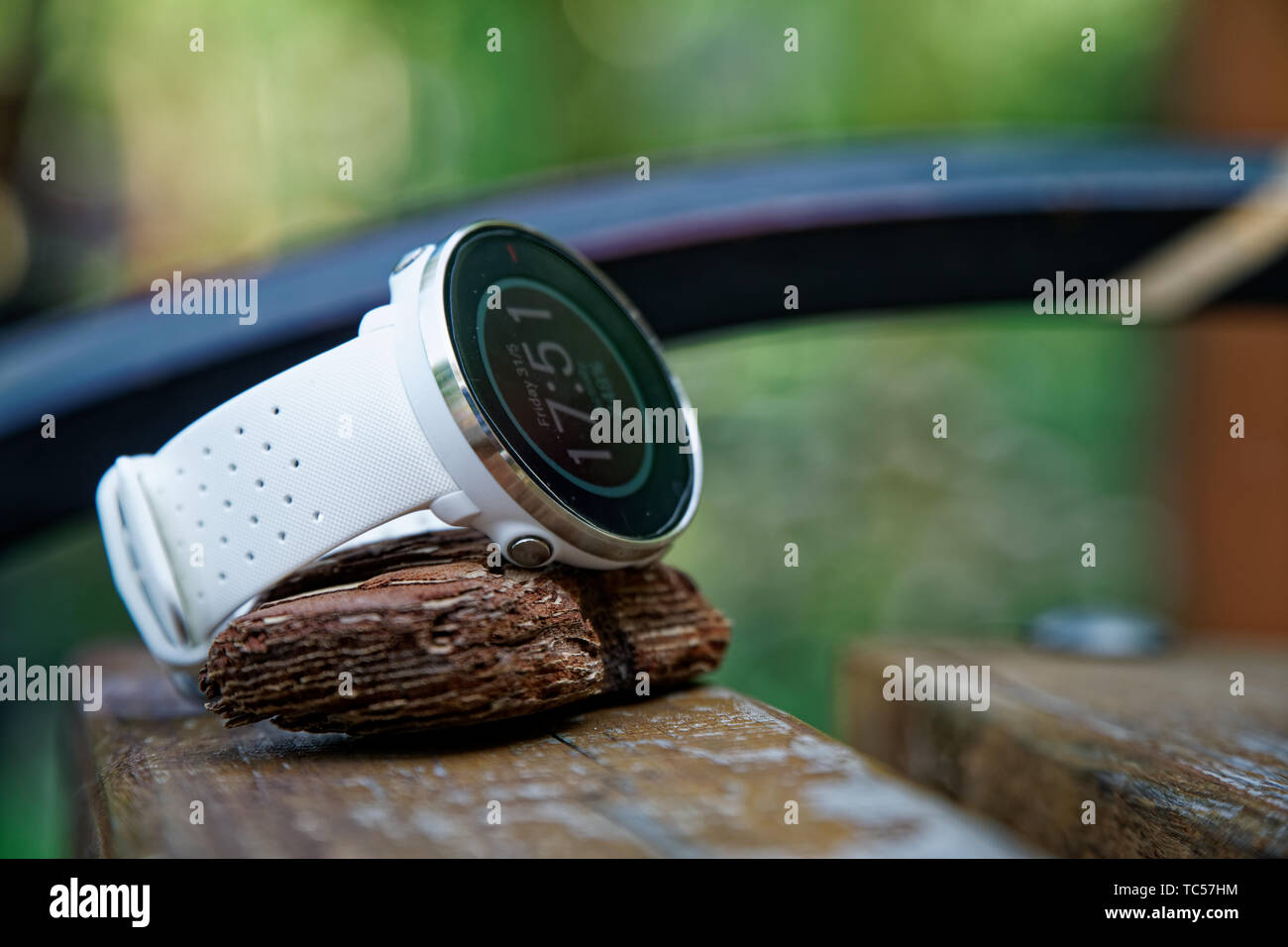 Close-up sport watch per l'esecuzione di colore bianco sul banco di legno. Orologio fitness per tenere traccia delle attività quotidiane e di allenamento di potenza Foto Stock