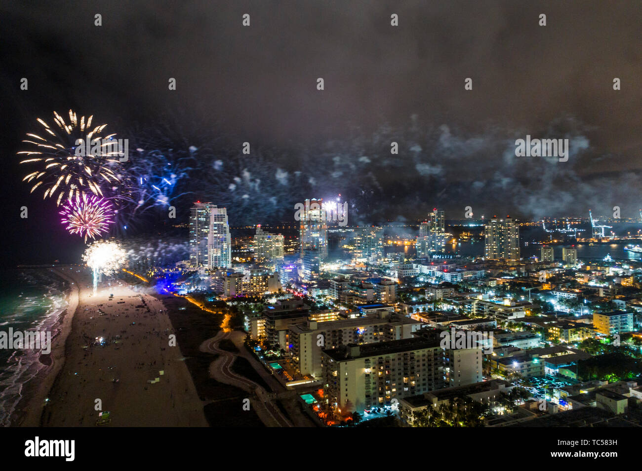 Miami Beach Florida, spettacolo di fuochi d'artificio di Capodanno, vista aerea dall'alto, SoFi South Pointe, grattacieli alti grattacieli bu Foto Stock
