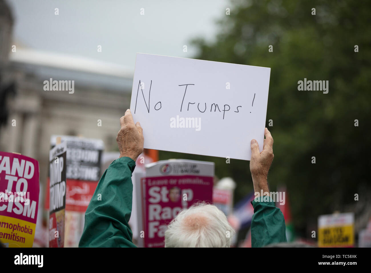 LONDON, Regno Unito - 4 Giugno 2019: Grandi folle di manifestanti si radunano nel centro di Londra per dimostrare contro il Presidente Trump's visita di Stato nel Regno Unito Foto Stock