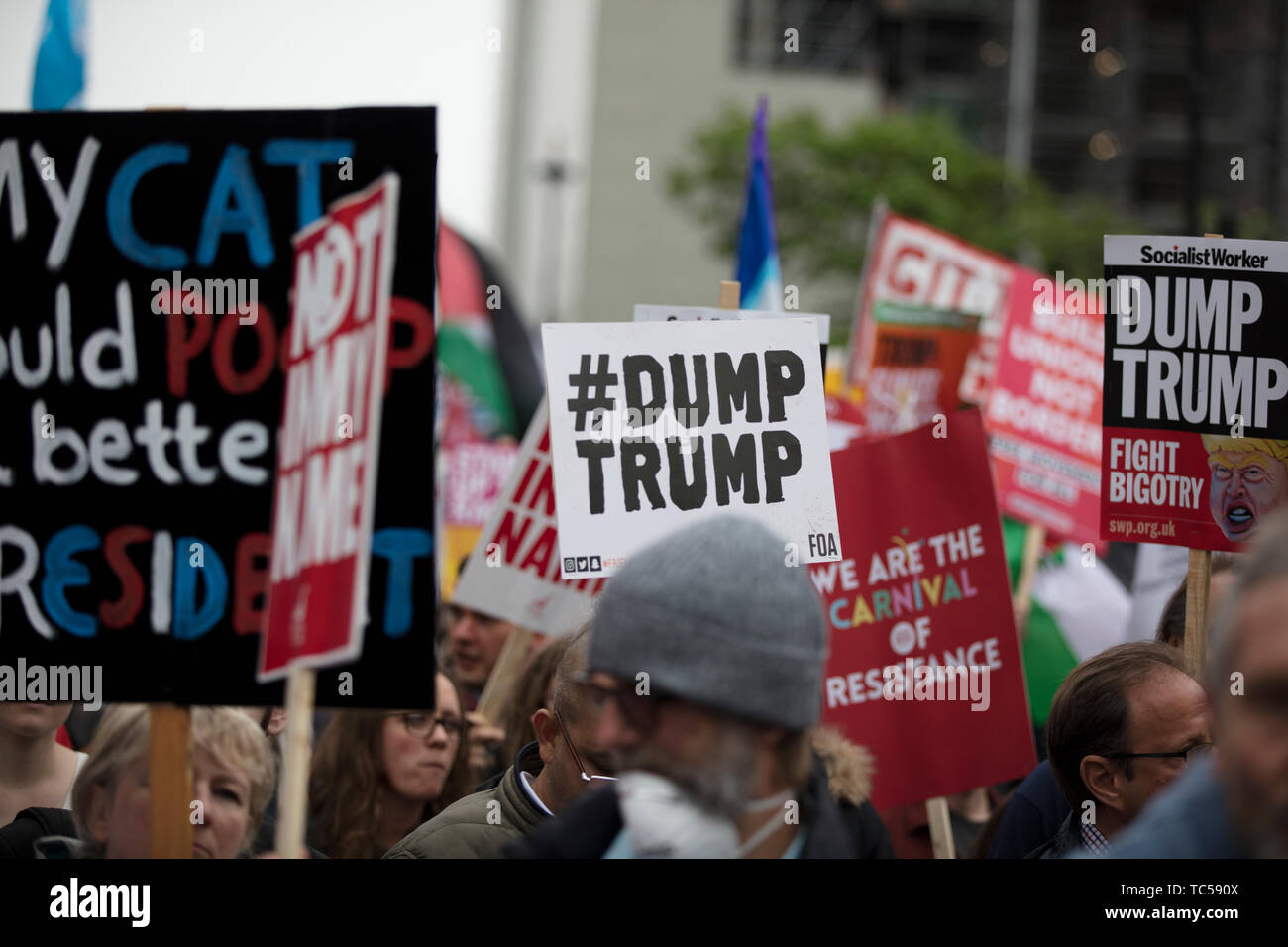 LONDON, Regno Unito - 4 Giugno 2019: Grandi folle di manifestanti si radunano nel centro di Londra per dimostrare contro il Presidente Trump's visita di Stato nel Regno Unito Foto Stock