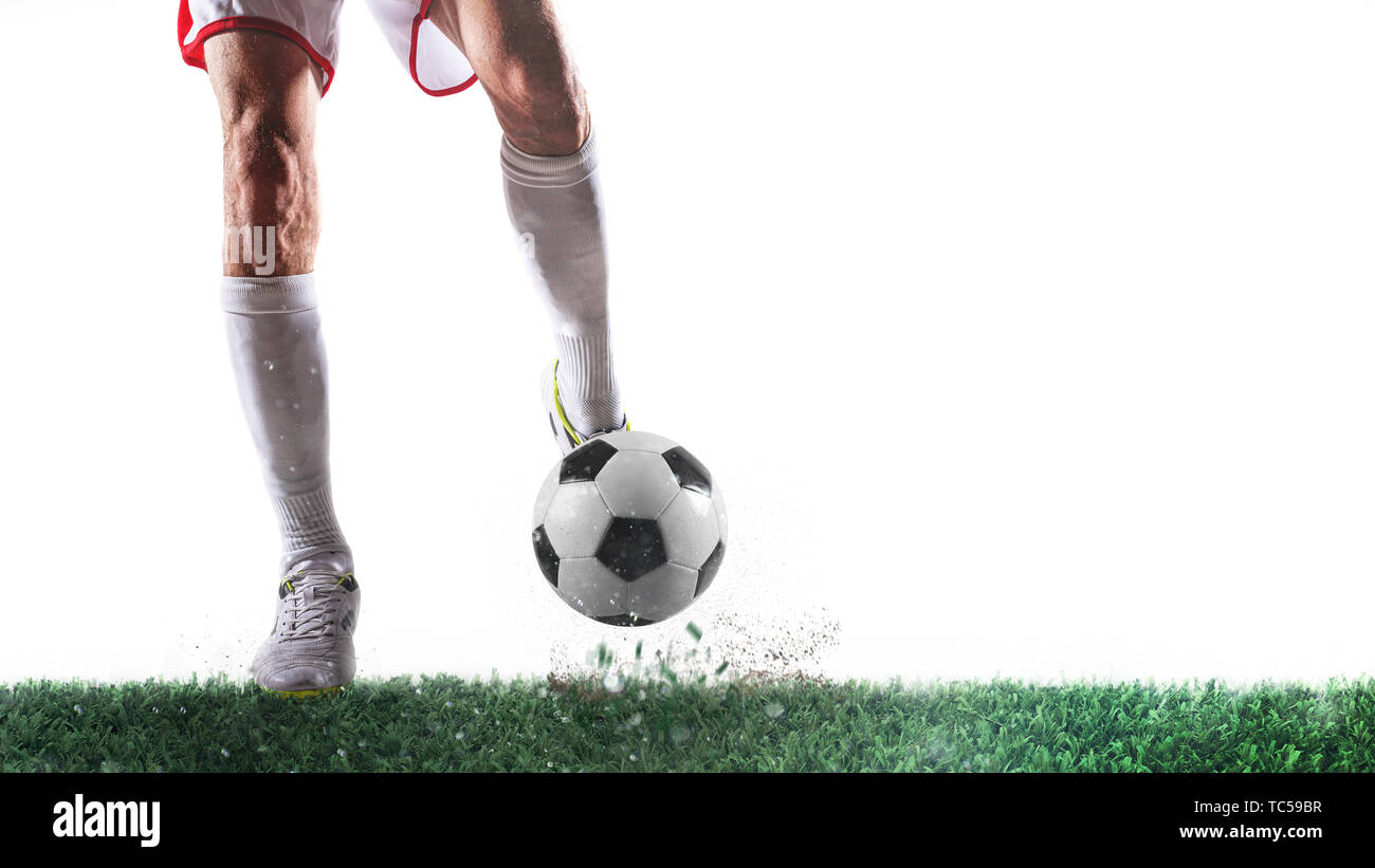 Scena di calcio con il giocatore pronto a sparare la palla su sfondo bianco Foto Stock